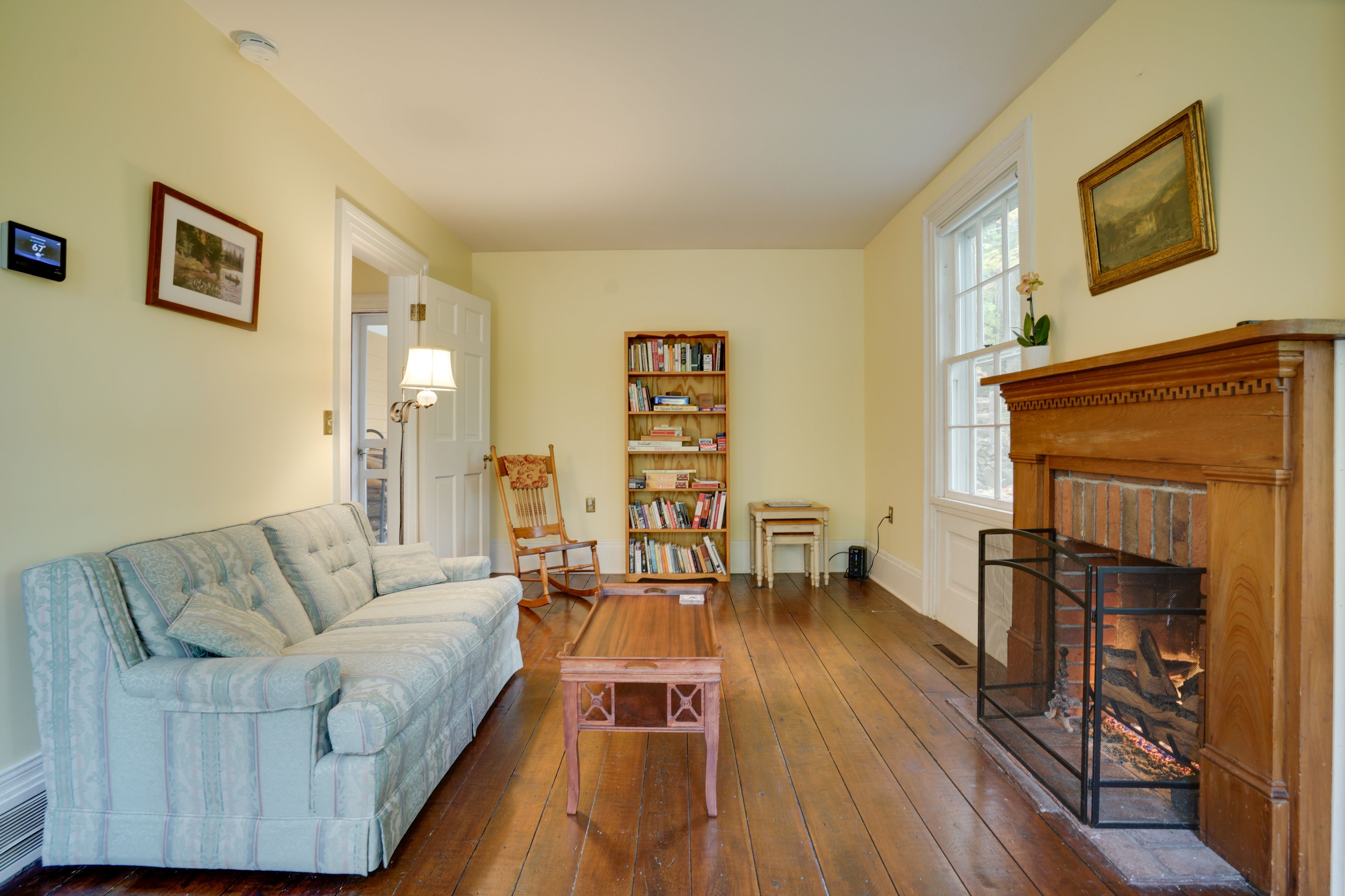Living Room | 1st Floor | Free WiFi | Keyless Entry