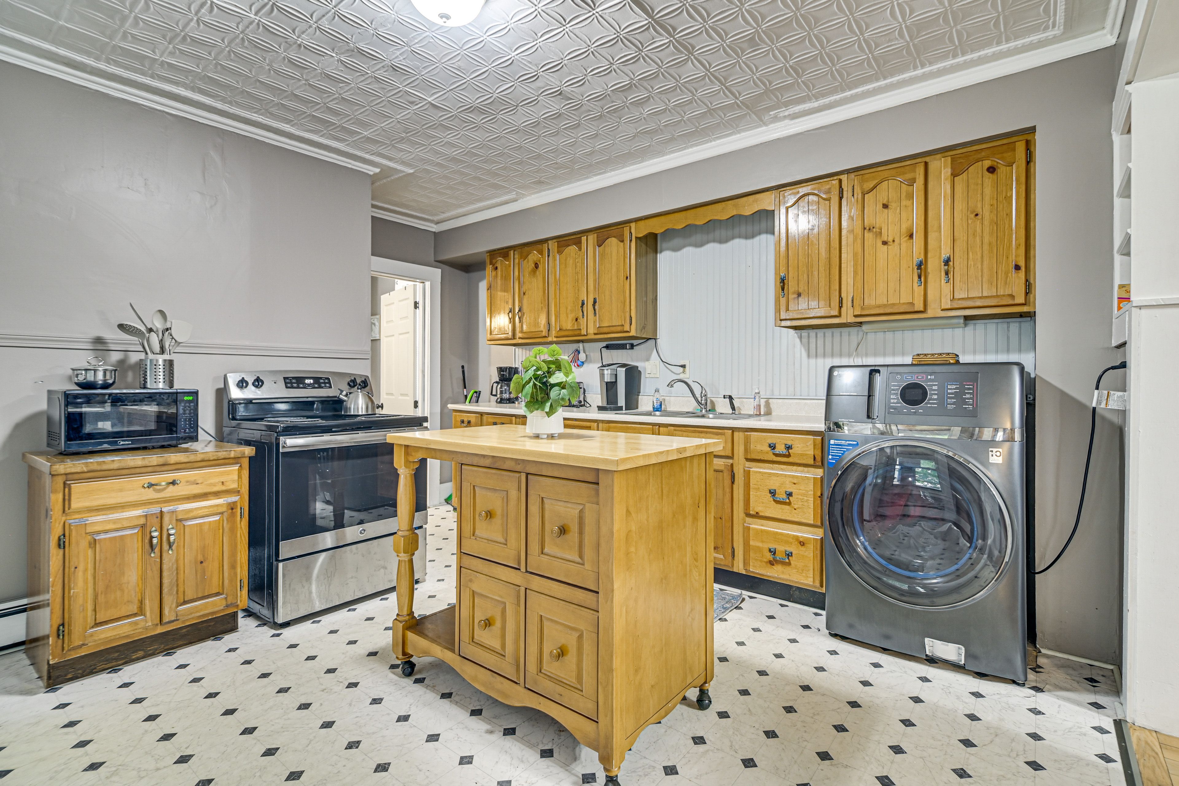 Kitchen | Drip & Keurig Coffee Maker | Washer & Dryer | 1st Floor