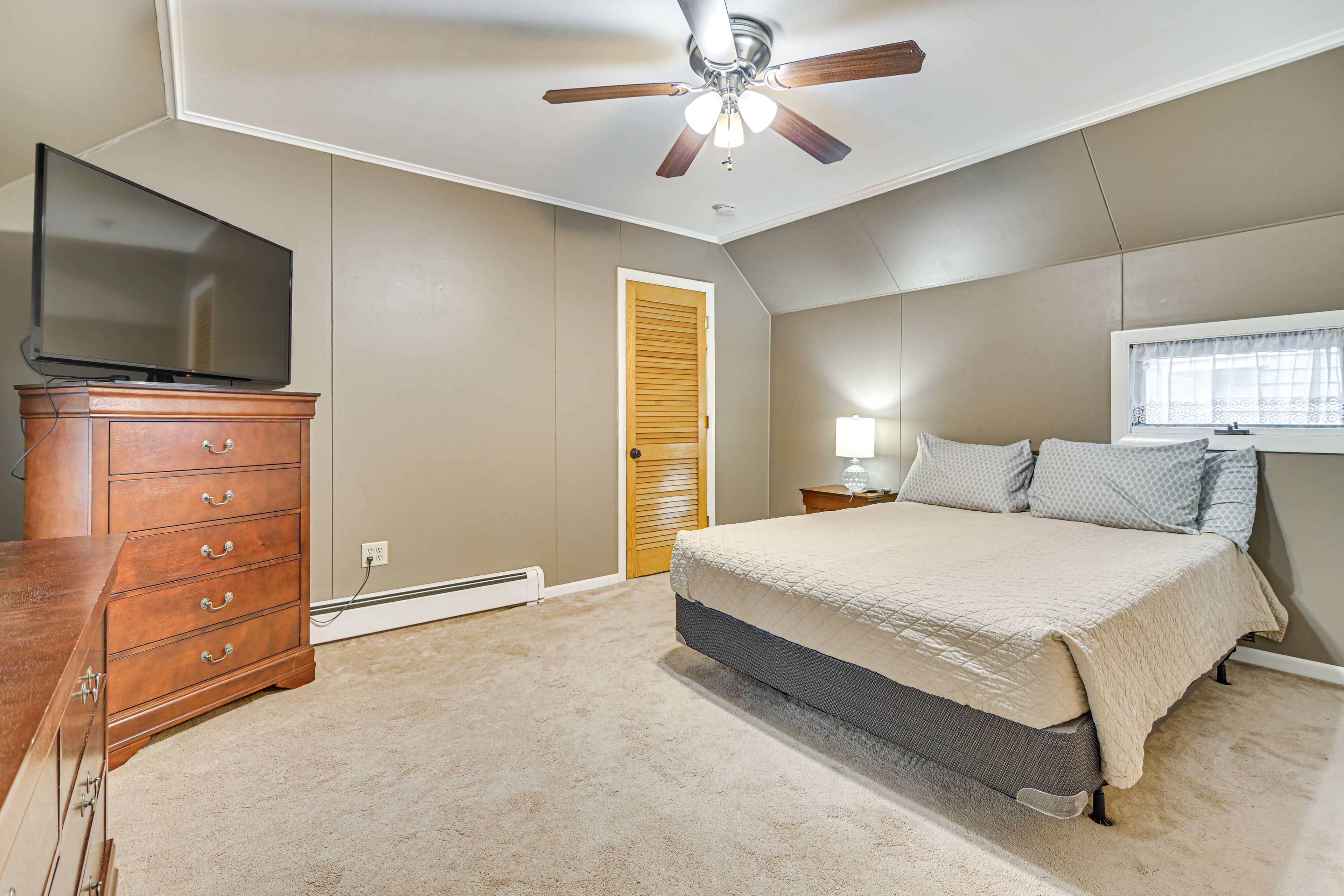 Bedroom 1 | Queen Bed | 2nd Floor