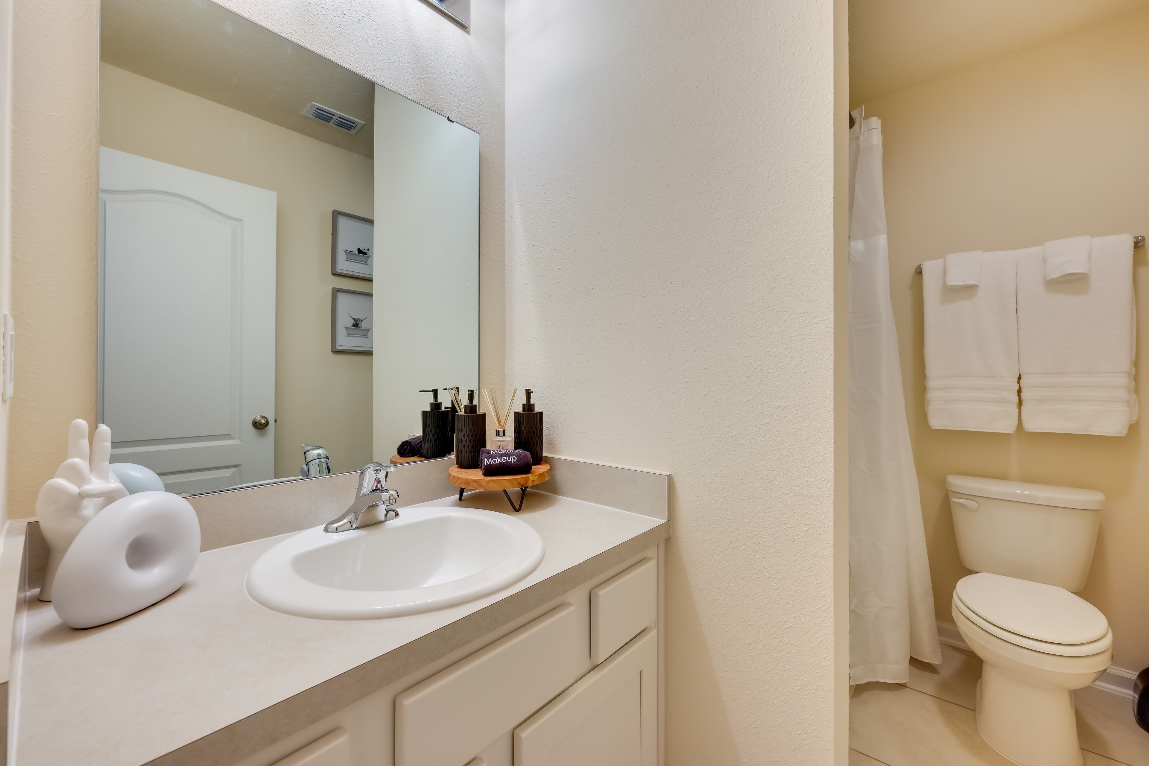 Full Bathroom | Towels Provided