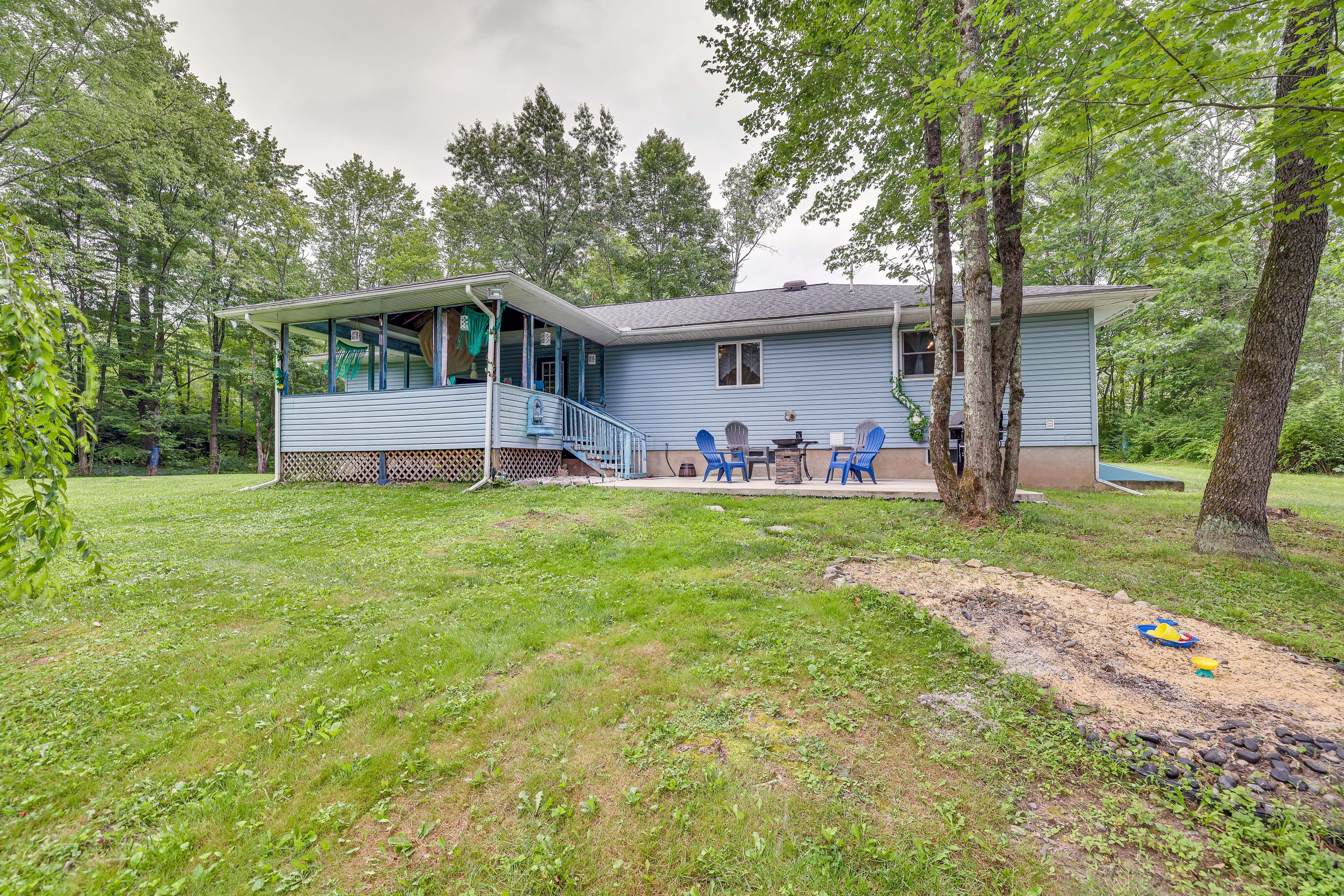 Backyard | Gas Fire Pit | Gas Grill | Pet Friendly
