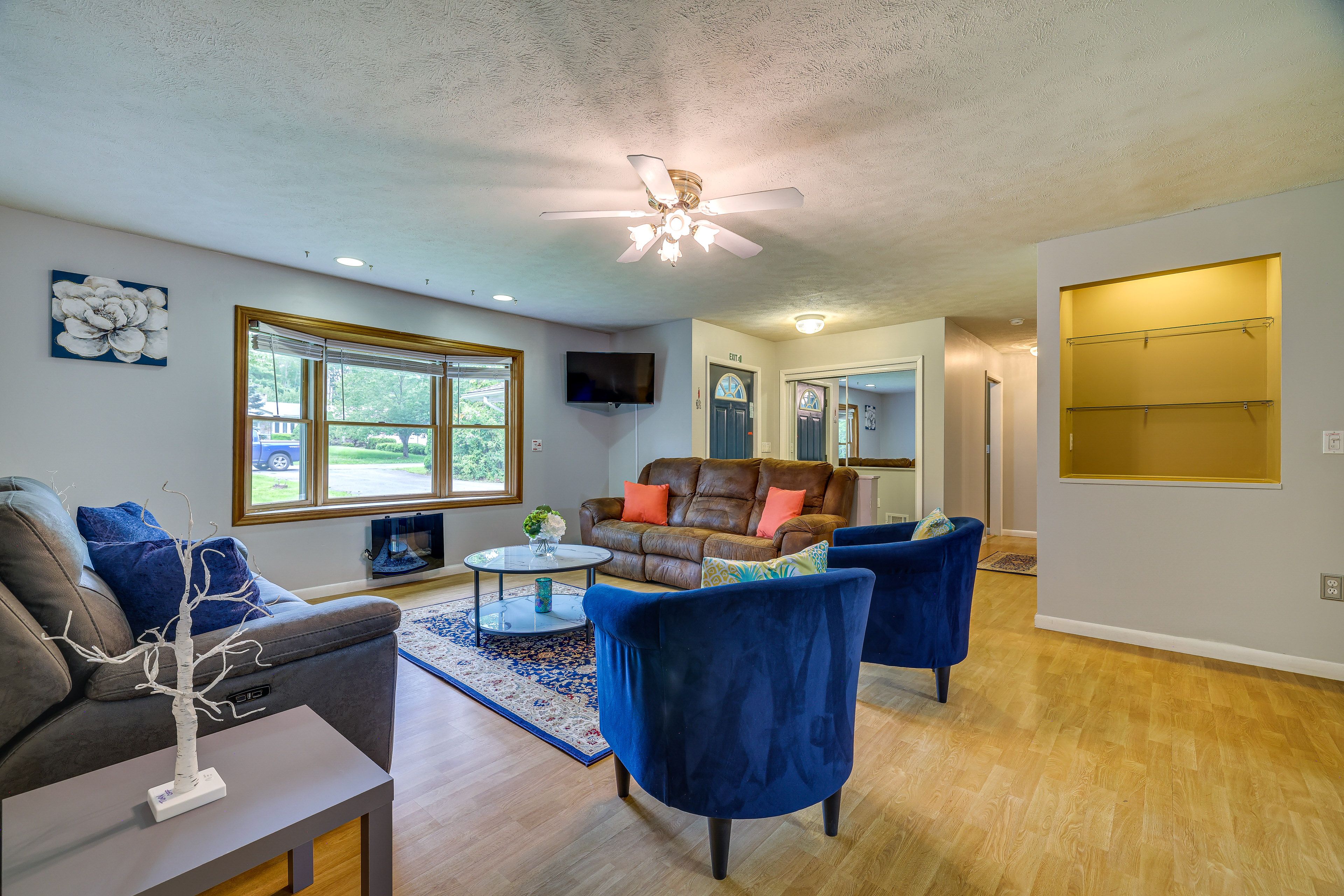 Living Room | Free WiFi | Central A/C | Smart TV