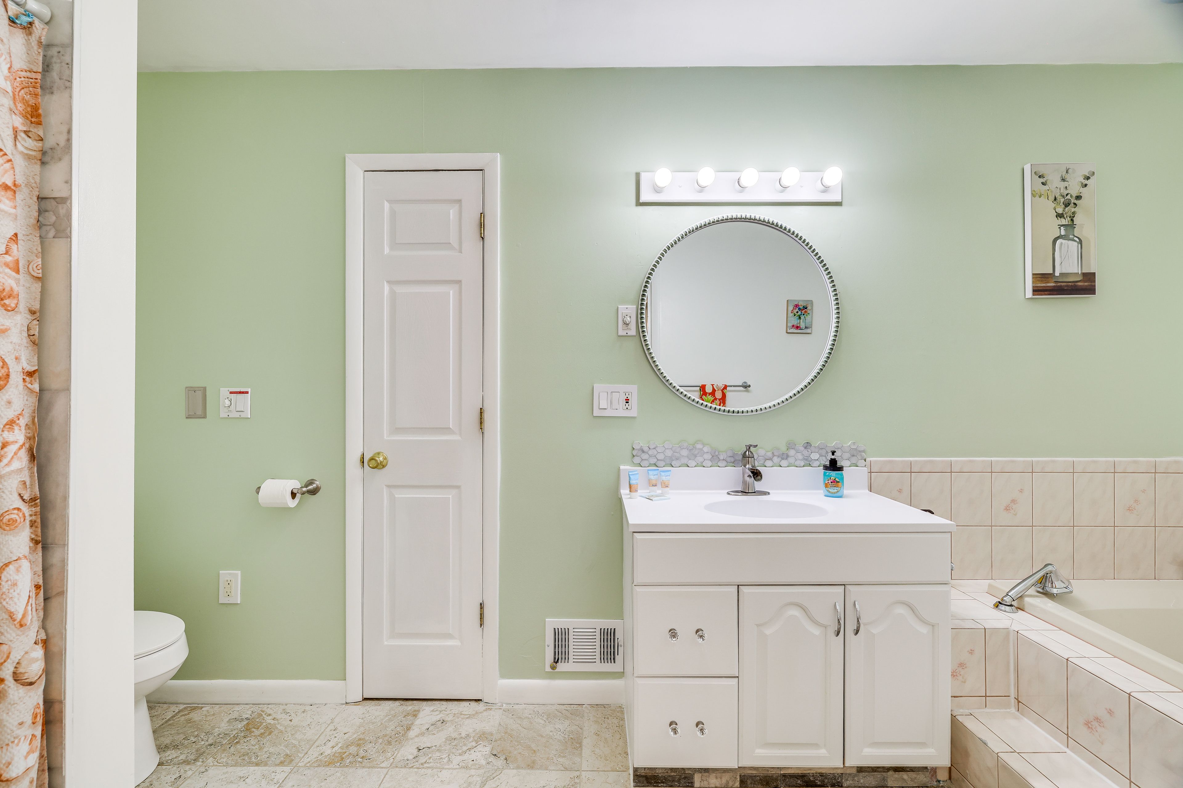 Bathroom | Complimentary Toiletries | Towels Provided