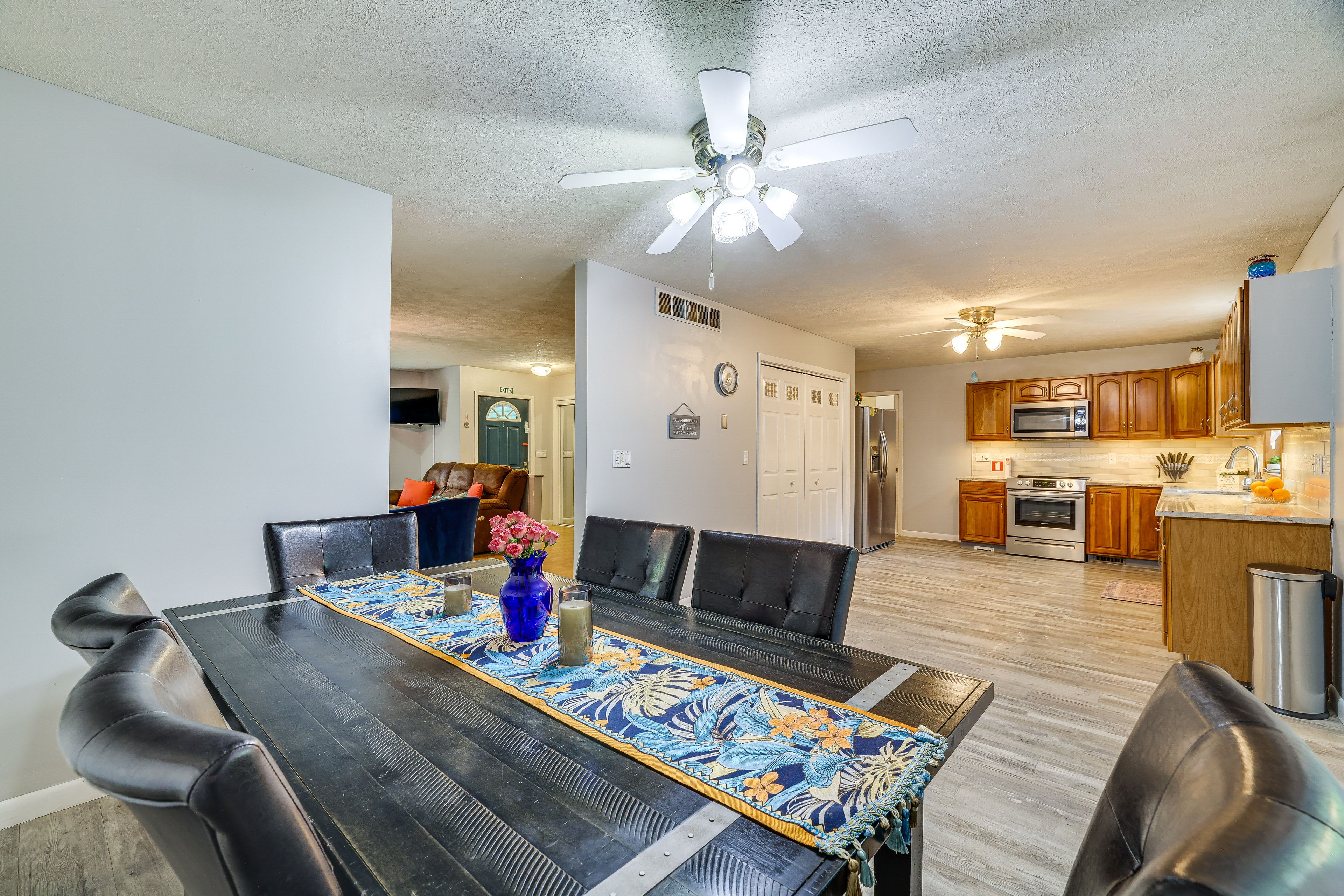 Dining Area | Dishware/Flatware Provided