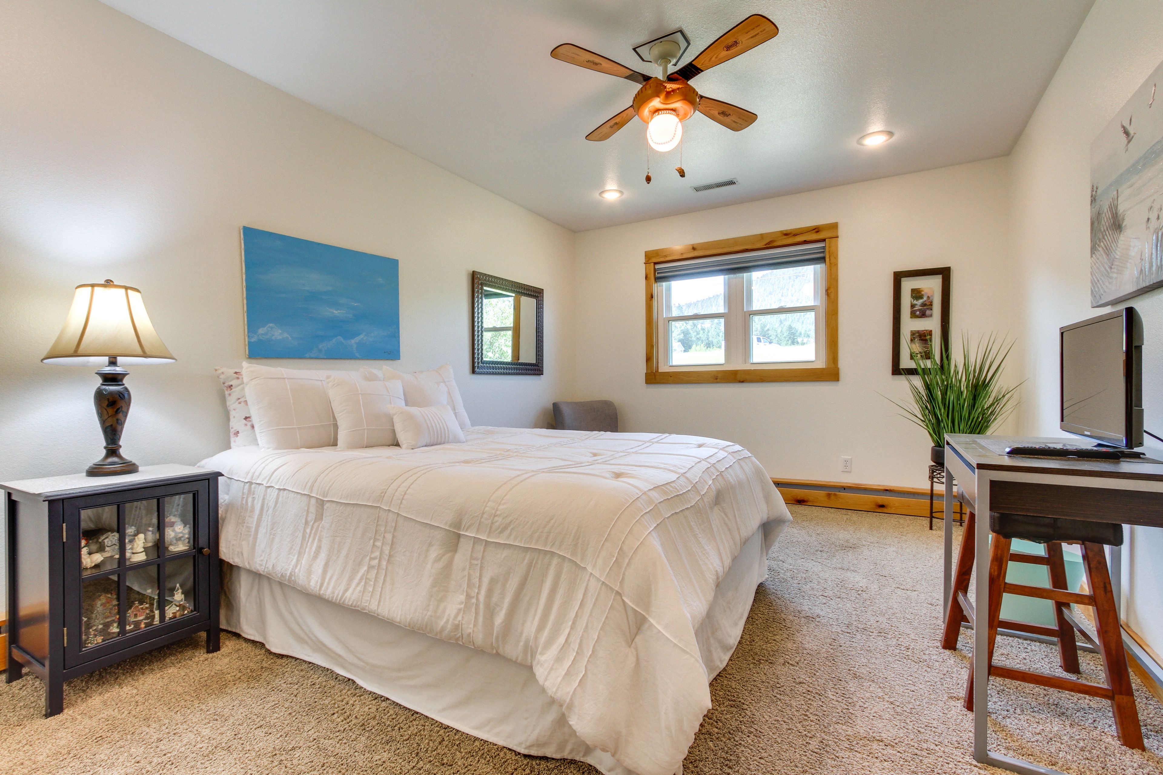 Bedroom 2 | Queen Bed