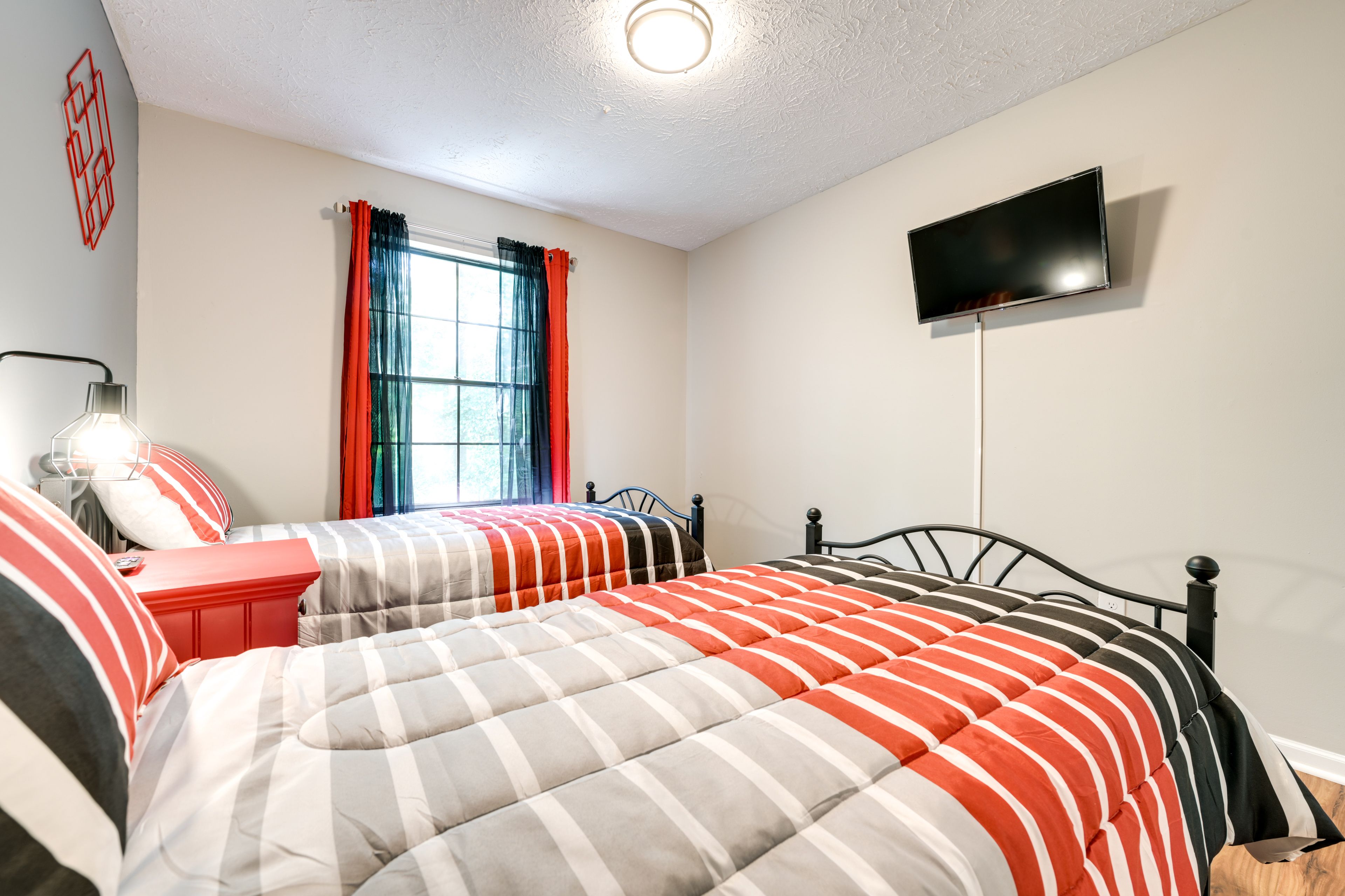 Bedroom 3 | 2 Twin Beds | Smart TV