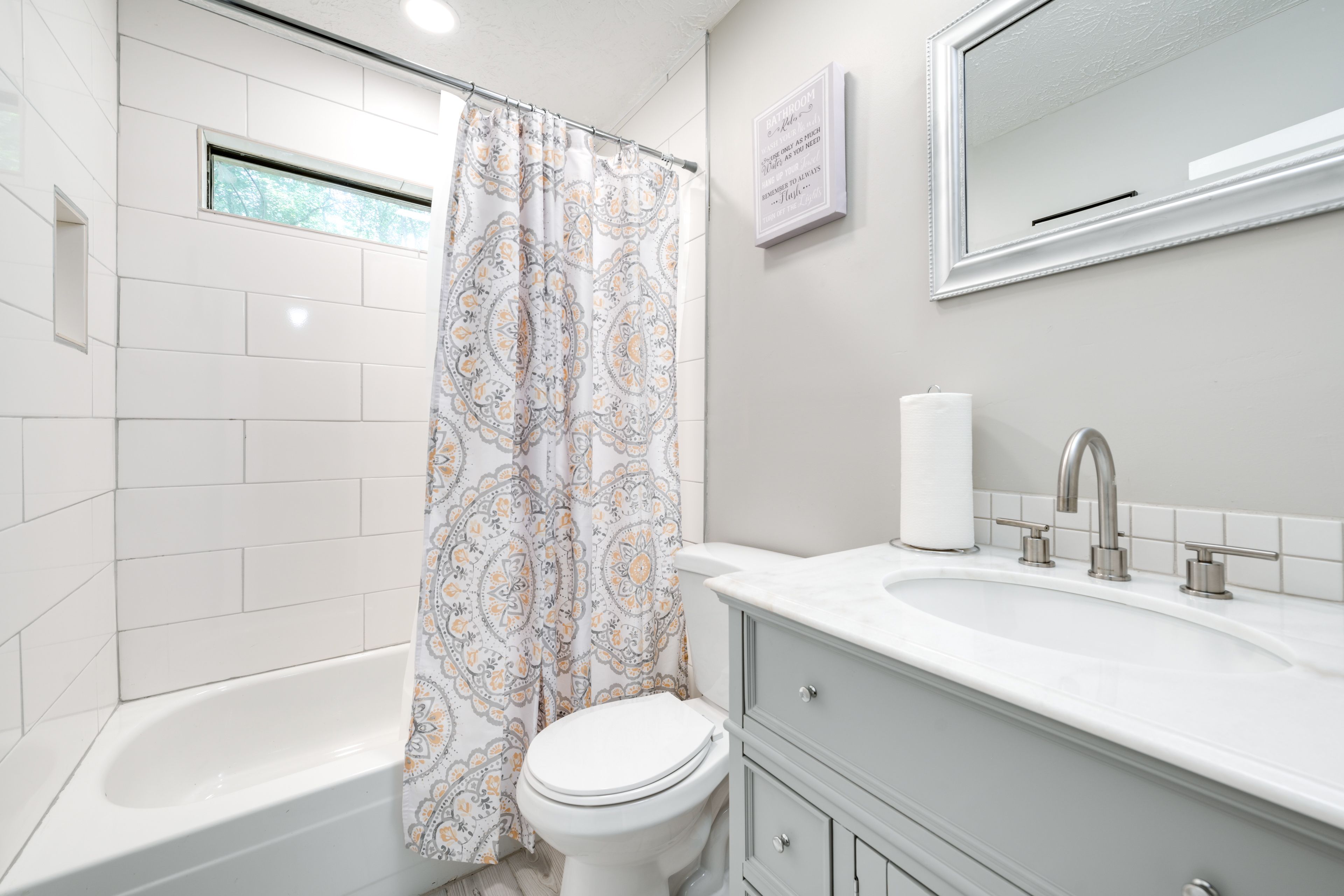 Full Bathroom | Towels Provided | Complimentary Toiletries