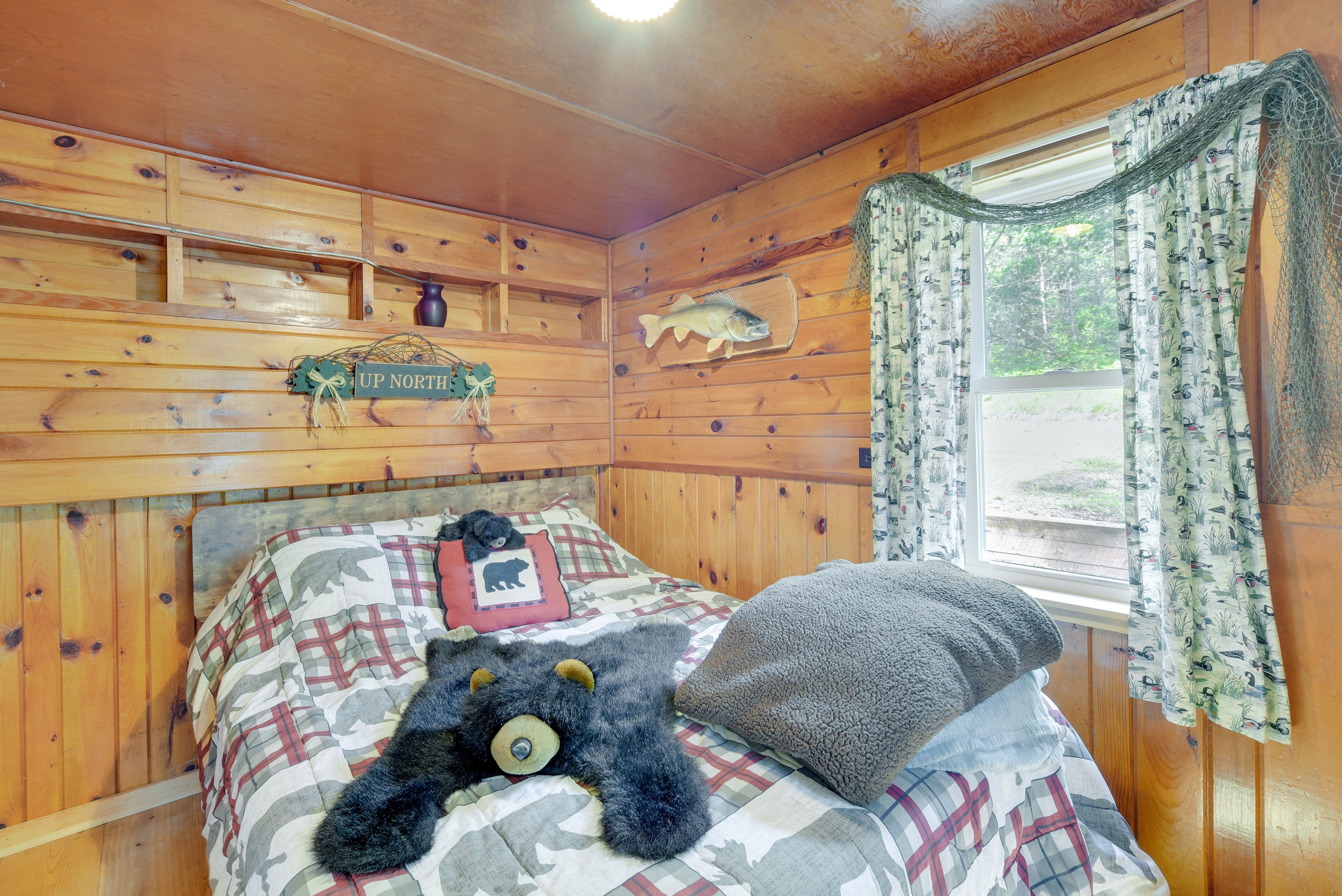 Bedroom | Main Floor | Queen Bed | Linens Provided