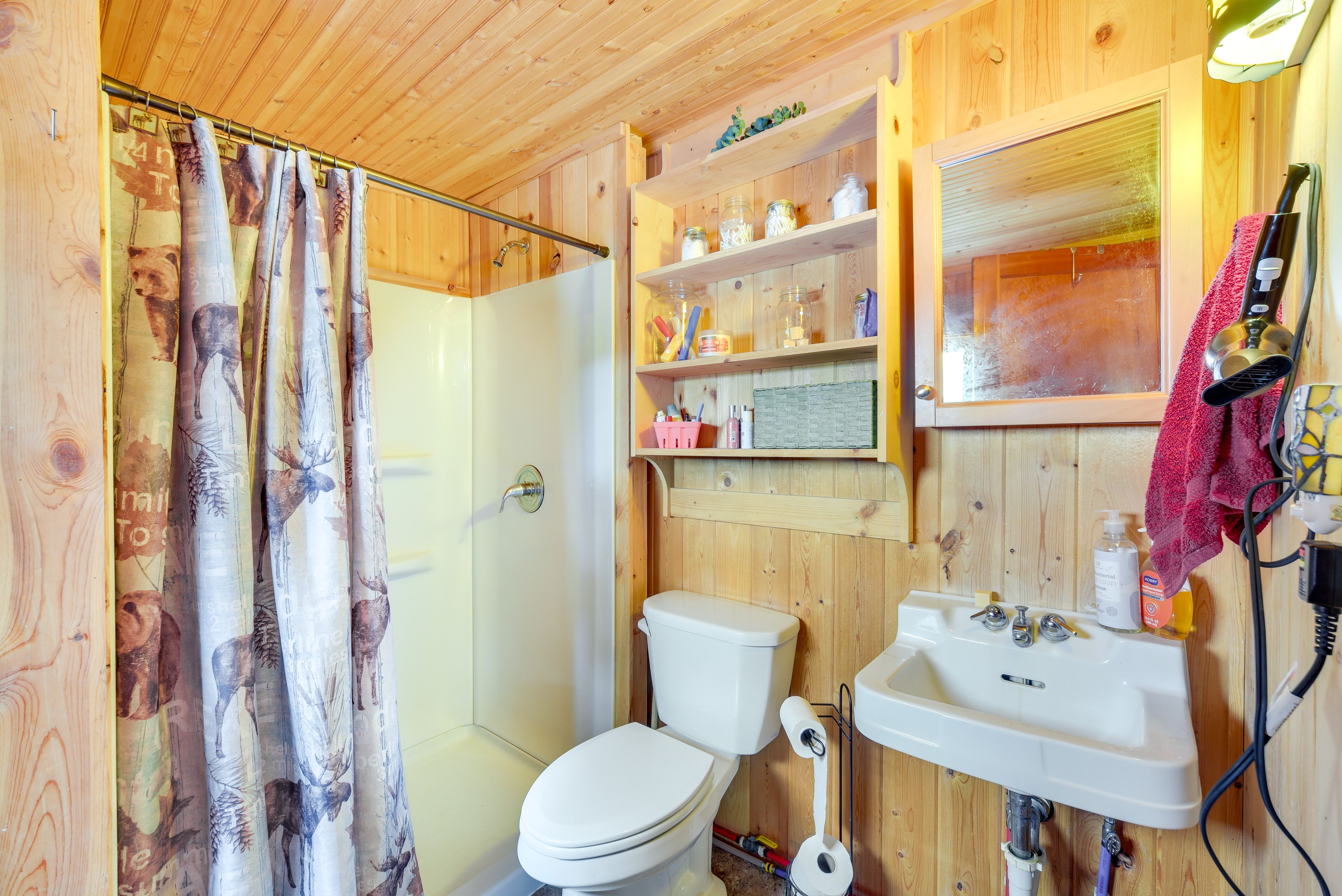 Full Bathroom | Main Floor | Complimentary Toiletries | Towels Provided