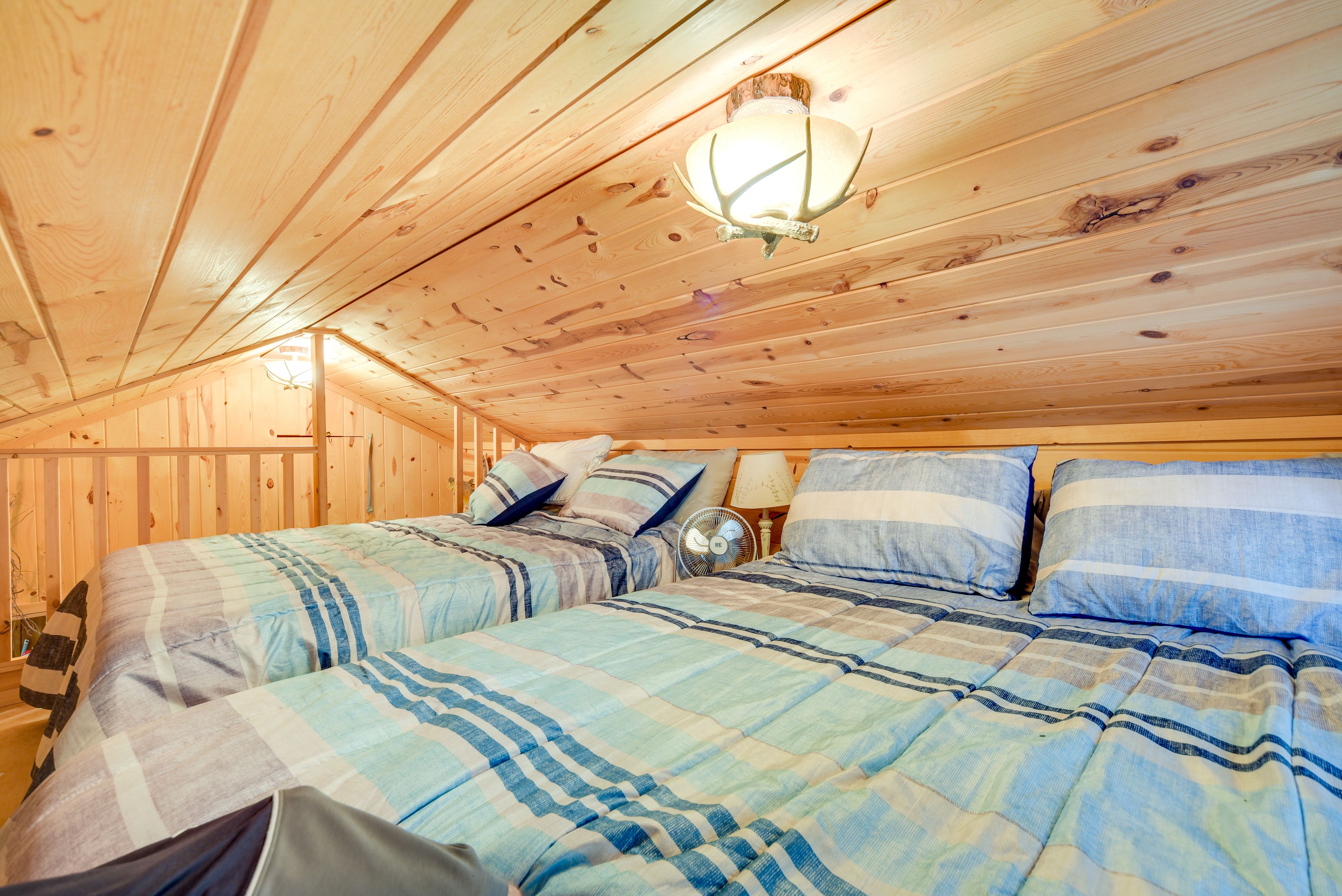 Loft | 2 Full Beds | Smart TV | Window A/C Unit