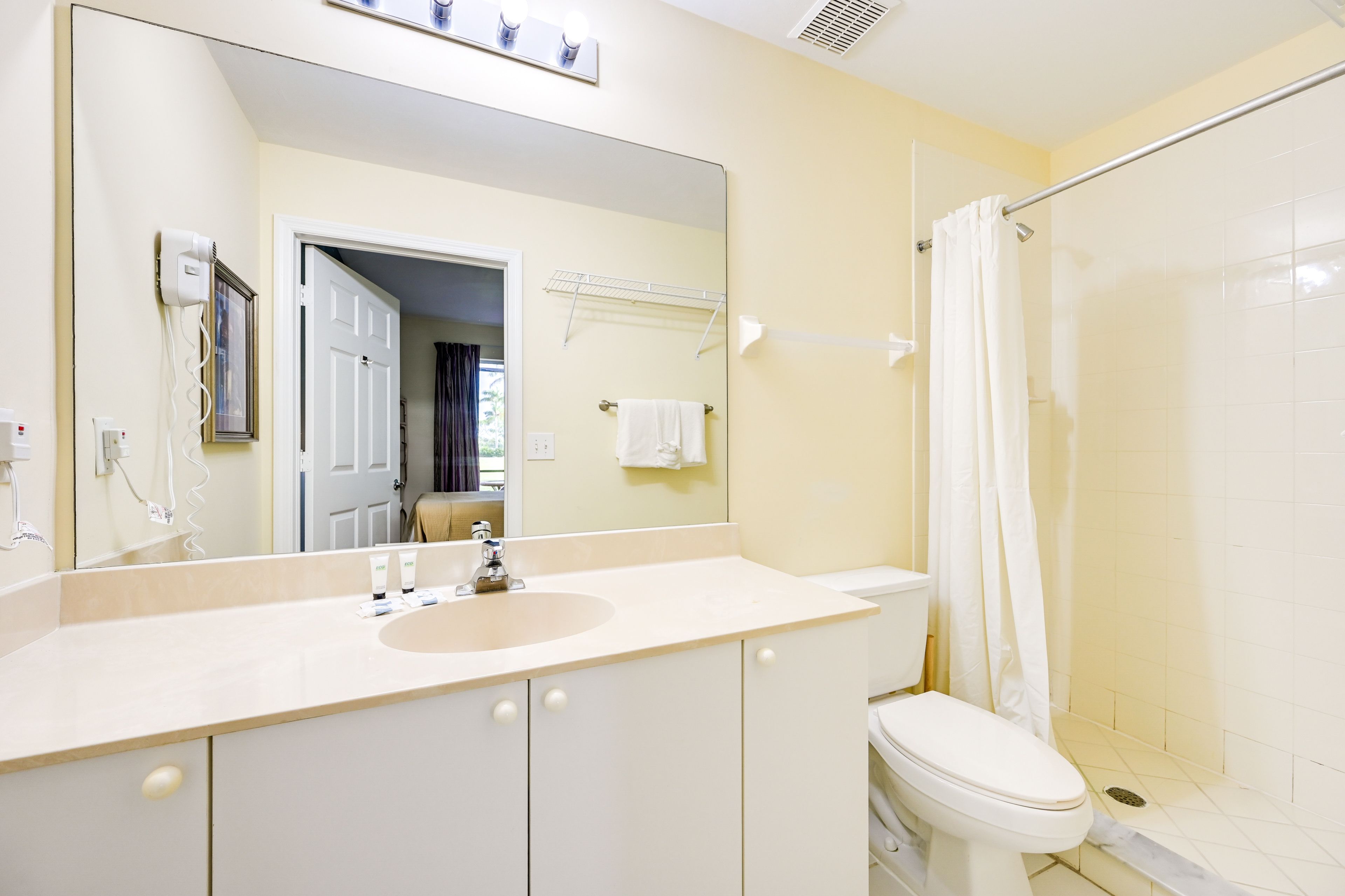 Full Bathroom | Towels Provided | Complimentary Toiletries | Hair Dryer