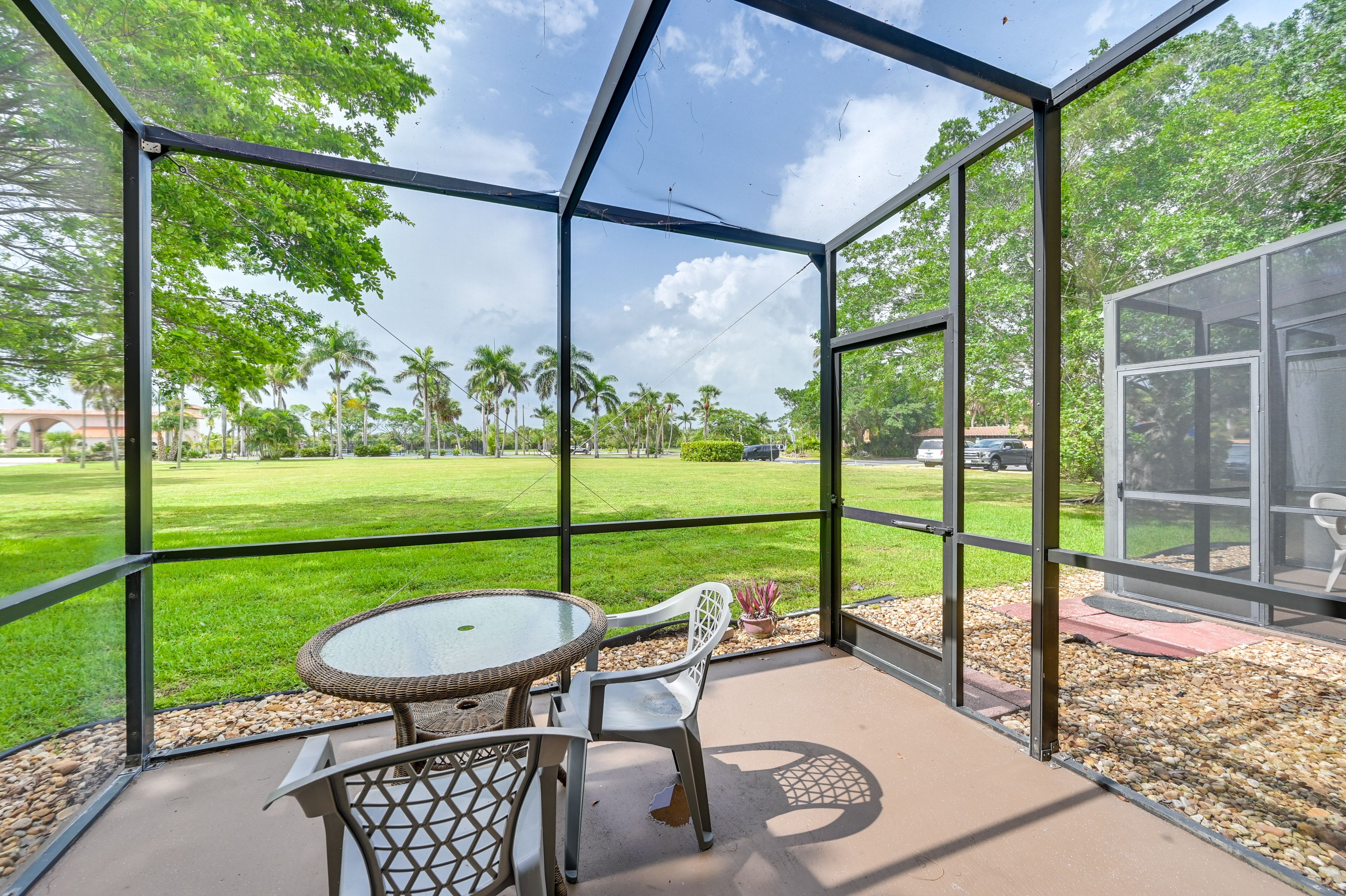 Screened Patio | Outdoor Dining