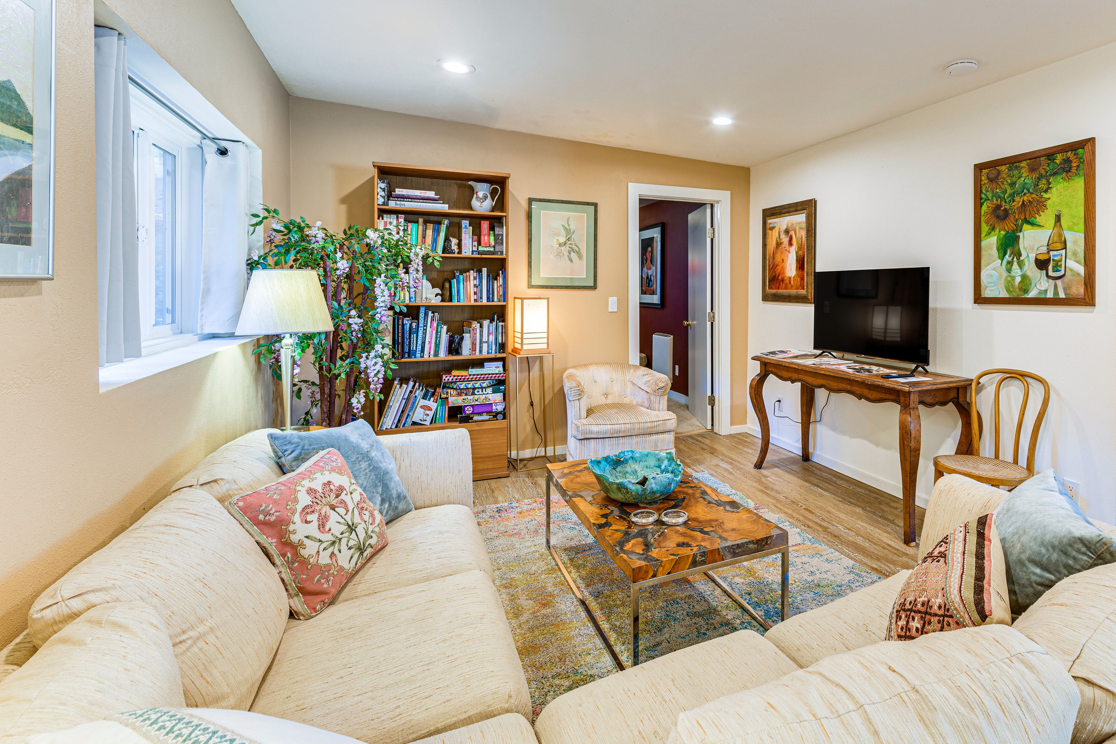 Living Room | Books | Board Games | Free WiFi