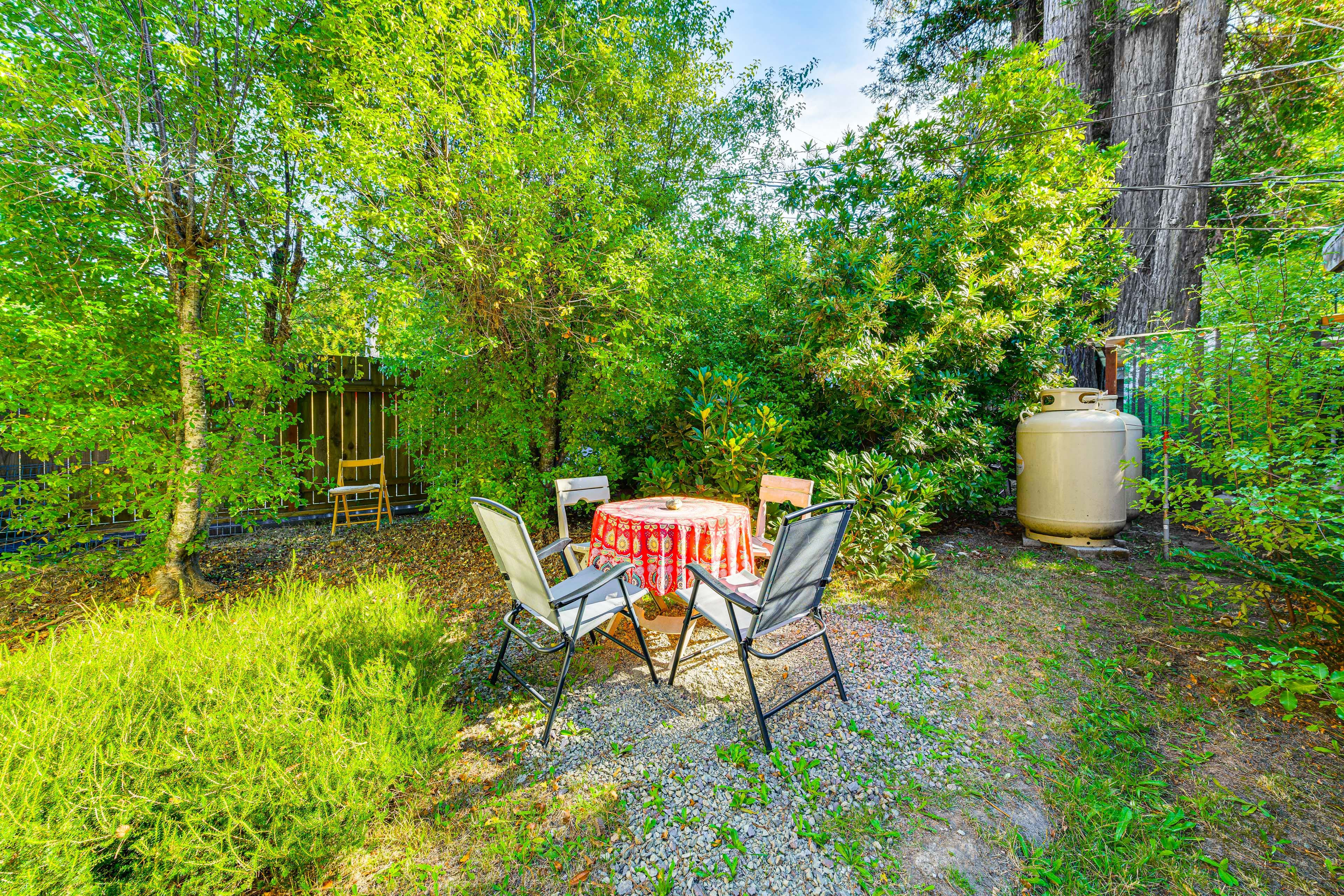 Yard | Outdoor Dining Area