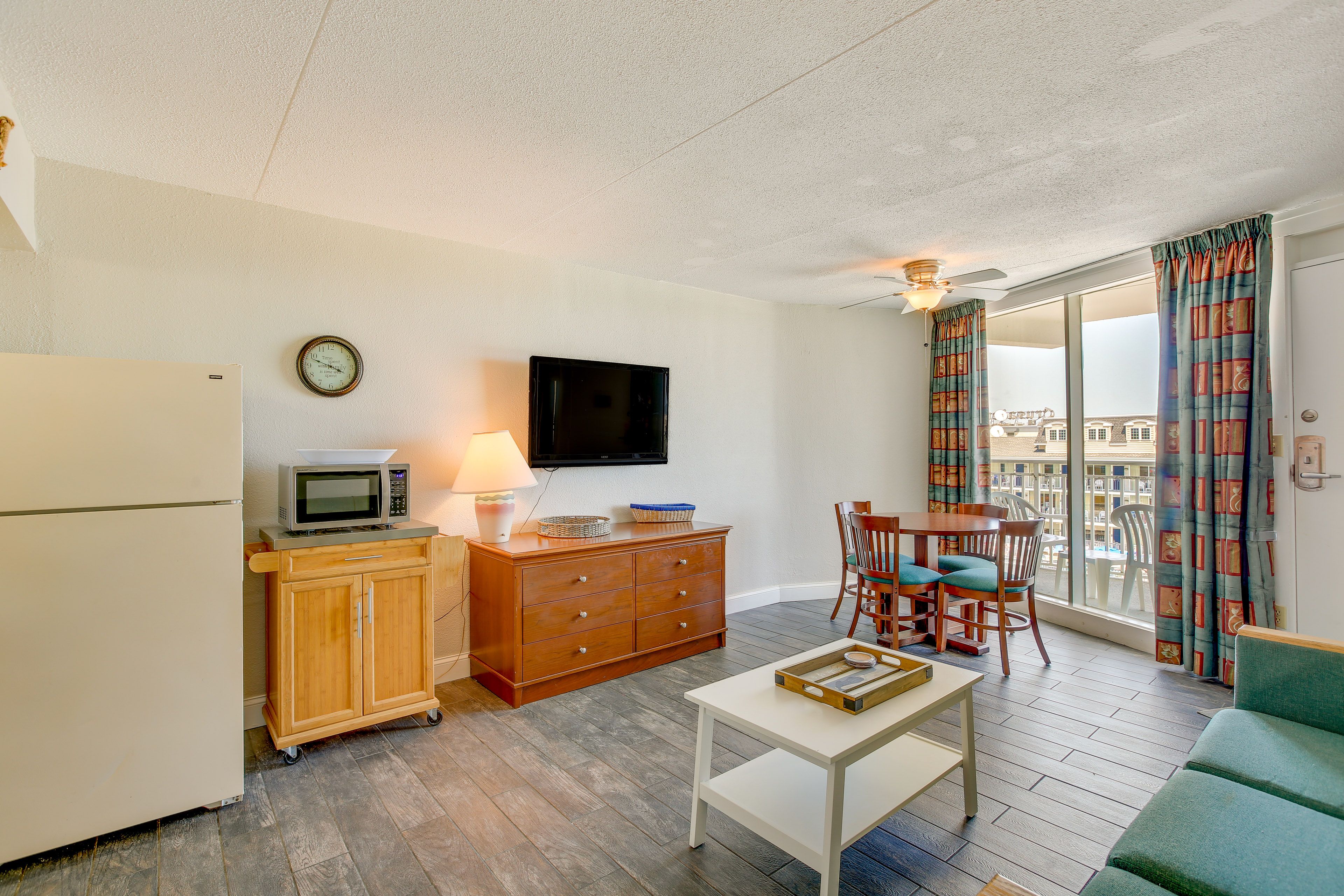 Living Room | Sleeper Sofa | Wall A/C | Flat-Screen TV
