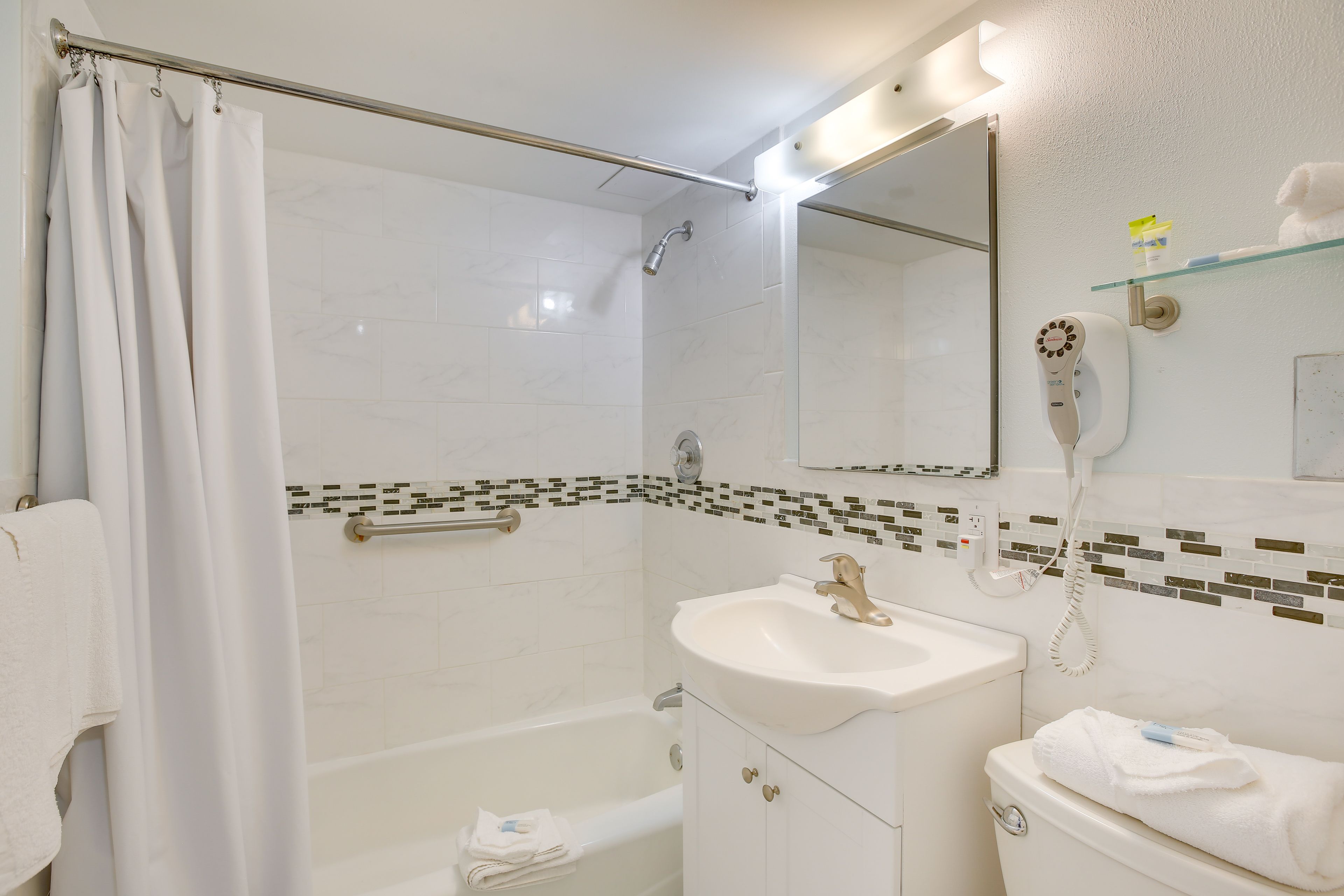 Full Bathroom | Towels Provided | Complimentary Toiletries | Hair Dryer
