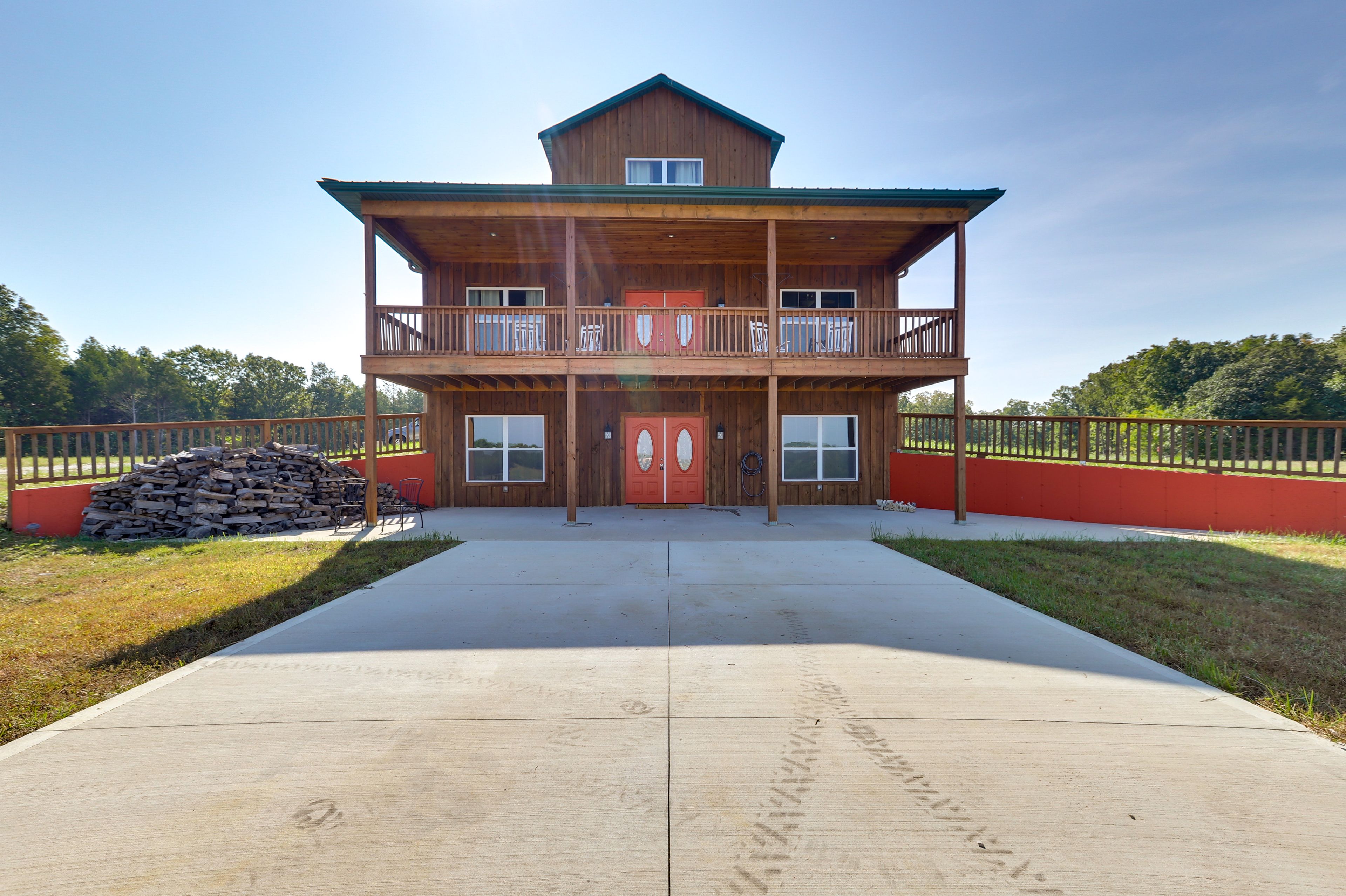Driveway (10 Vehicles) | RV/Trailer Parking Allowed On-Site