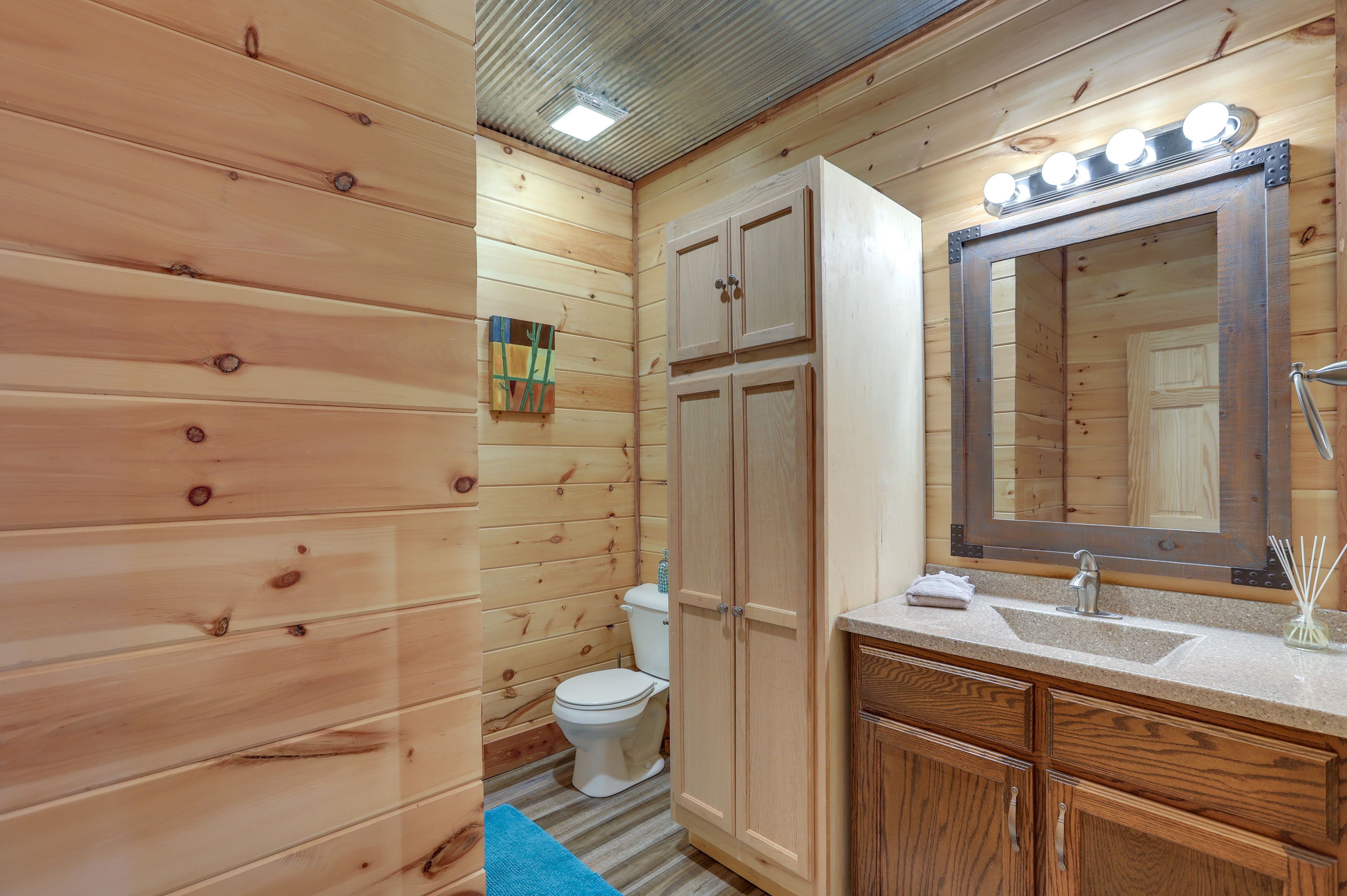 Full Bathroom | 2nd Floor | Complimentary Toiletries