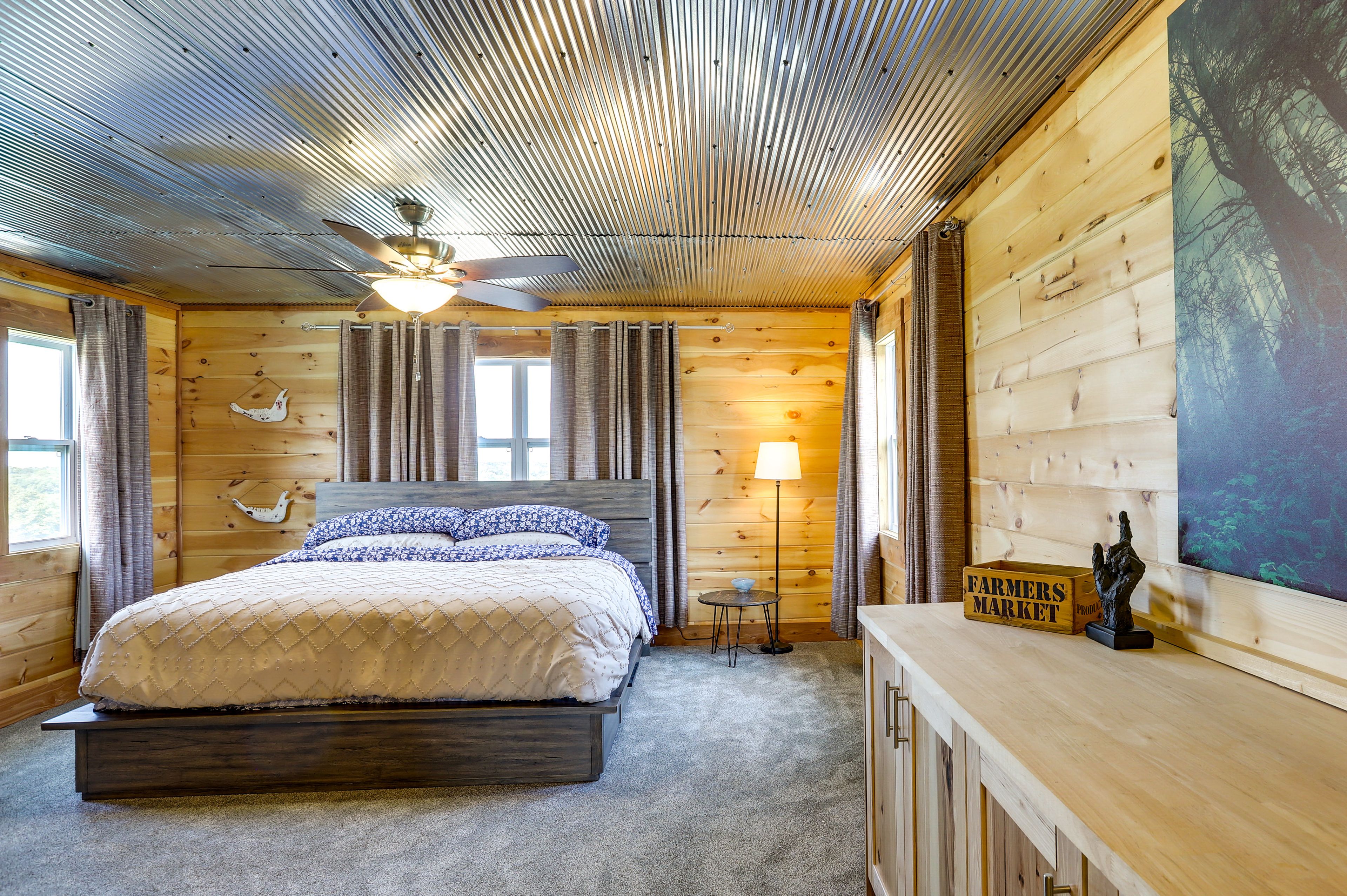 Bedroom 2 | 3rd Floor | King Bed | Smart TV