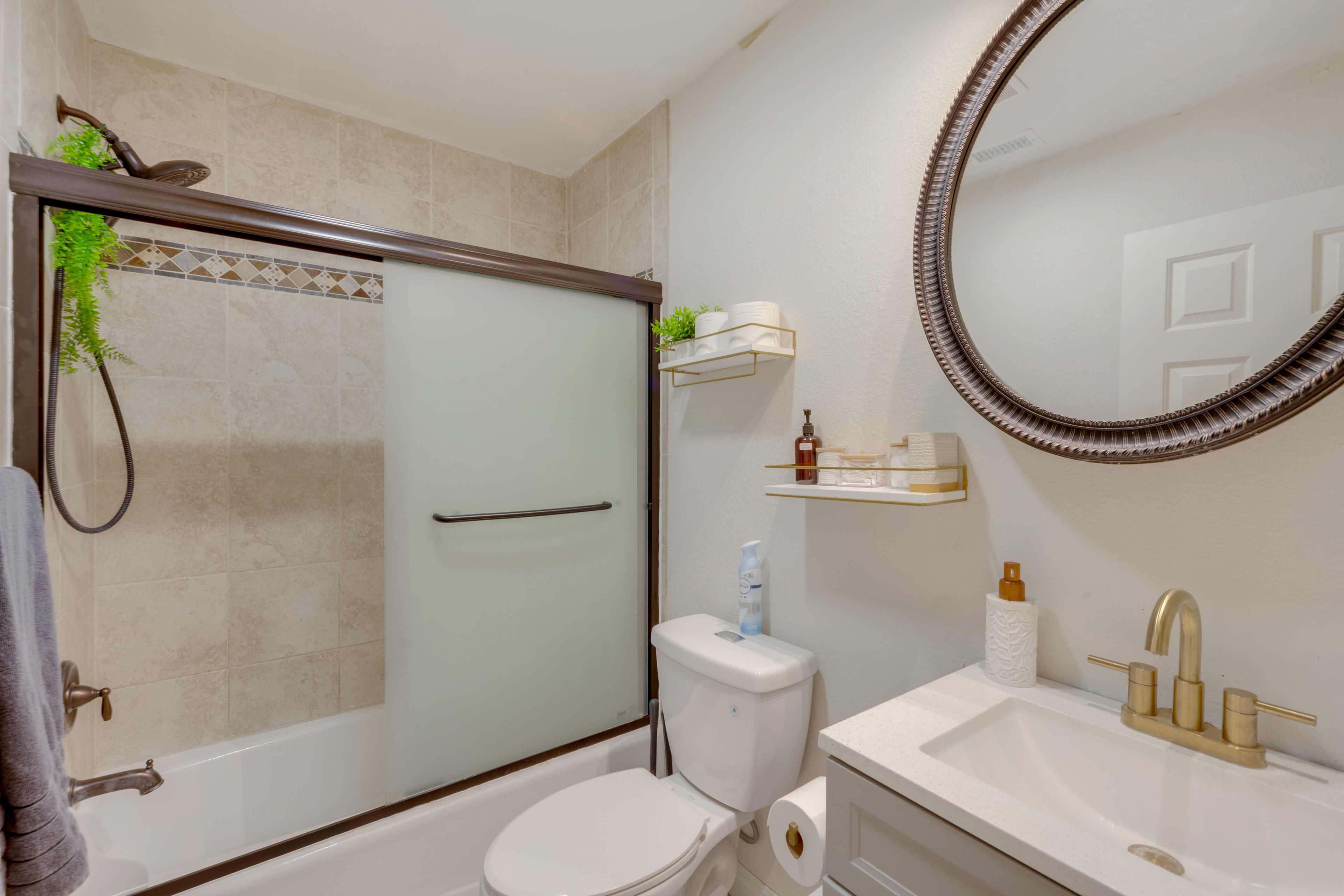 Full Bathroom | Top Floor