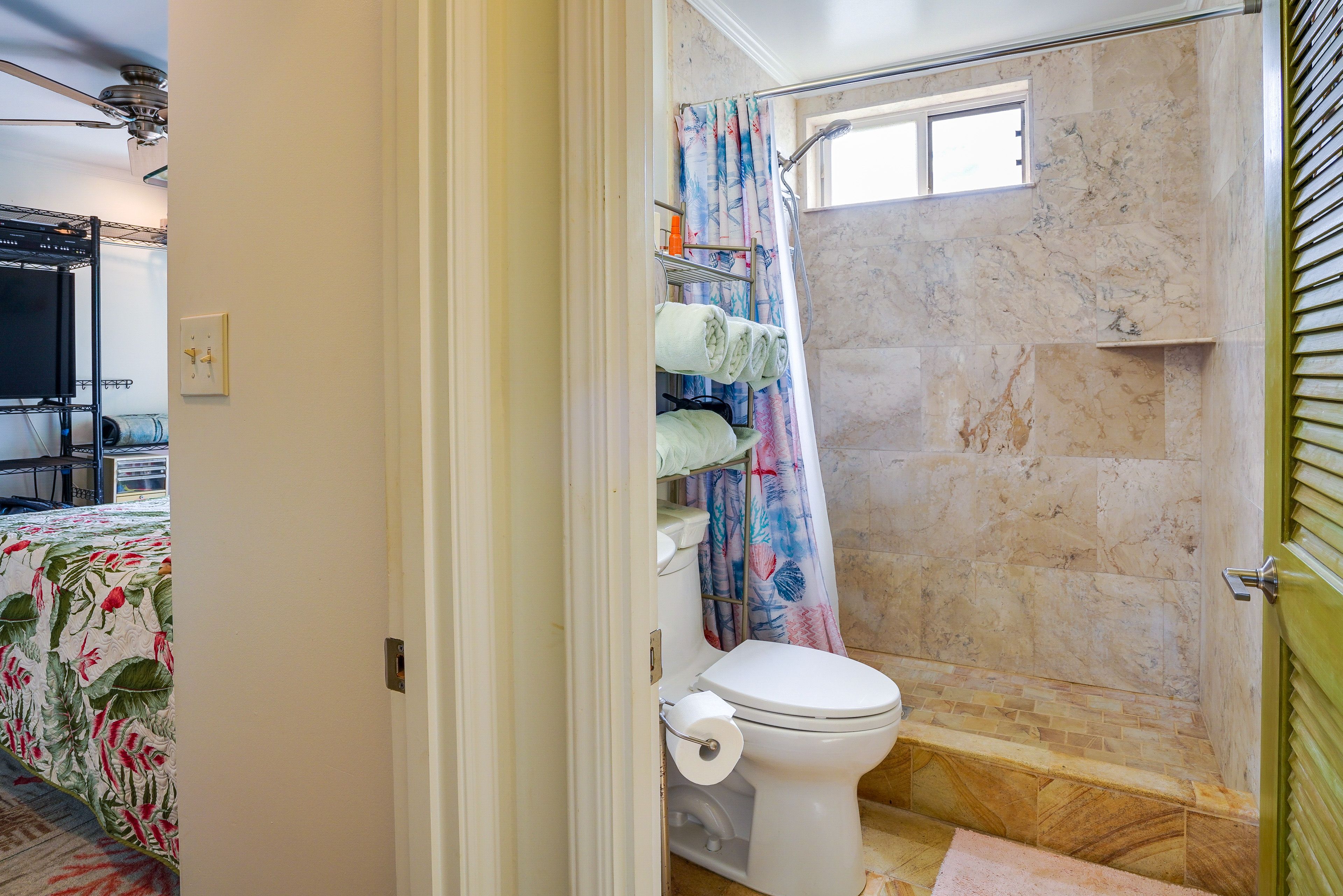 Full Bathroom | Shower | Towels Provided