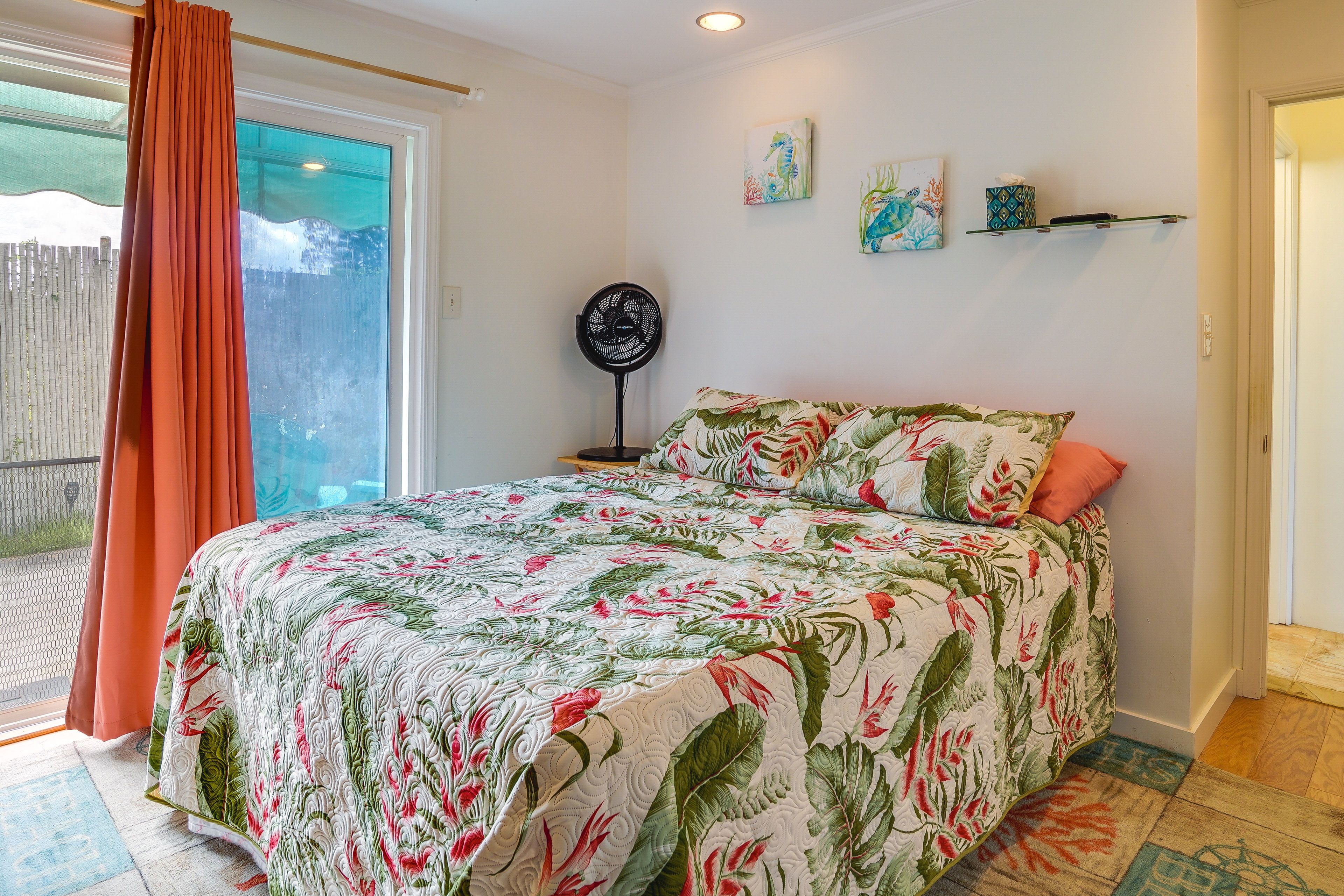 Bedroom | Queen Bed | Flat-Screen TV | Ceiling Fan | Access to Patio