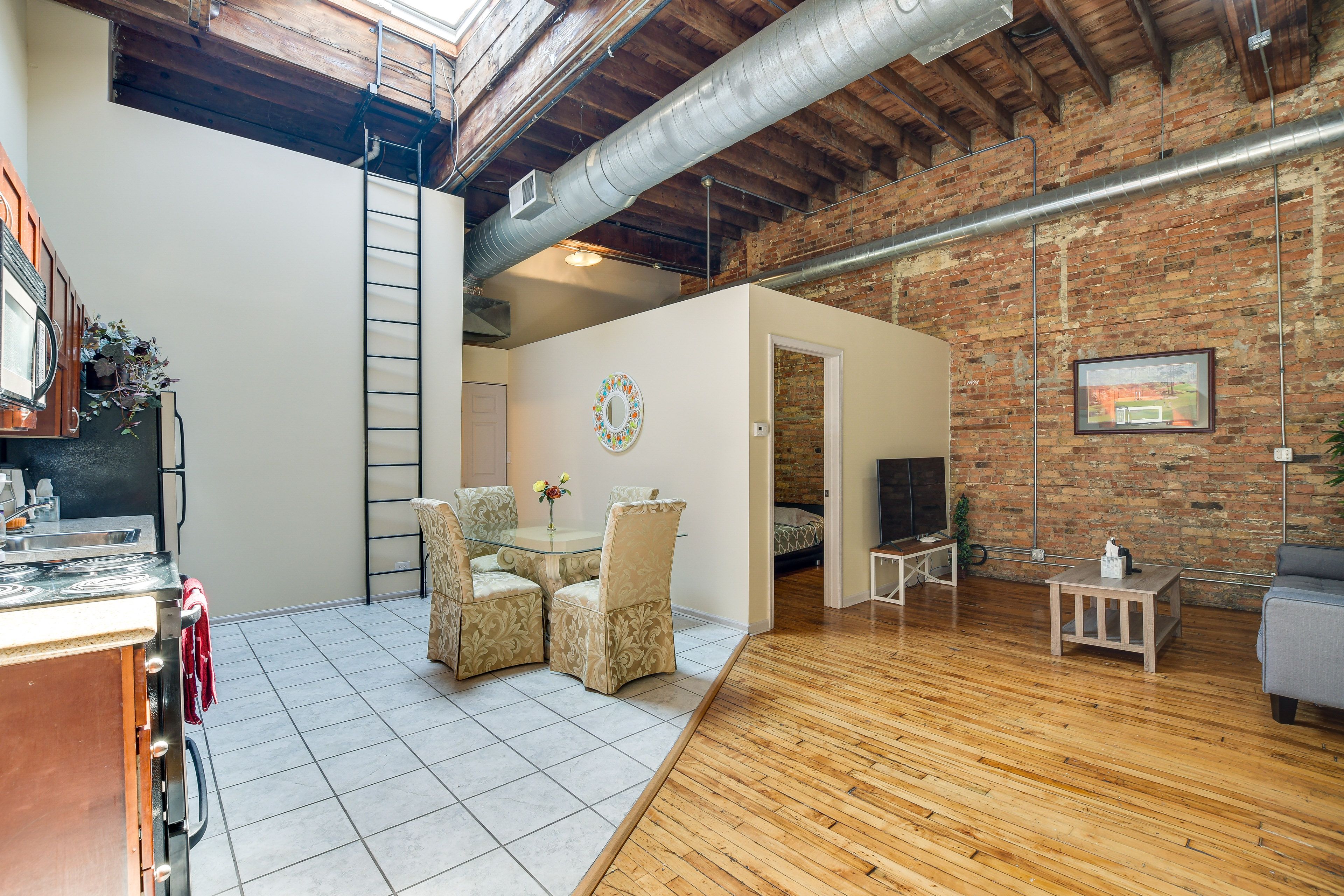 Chicago Vacation Rental | 1BR | 1BA | 800 Sq Ft | Stairs Required