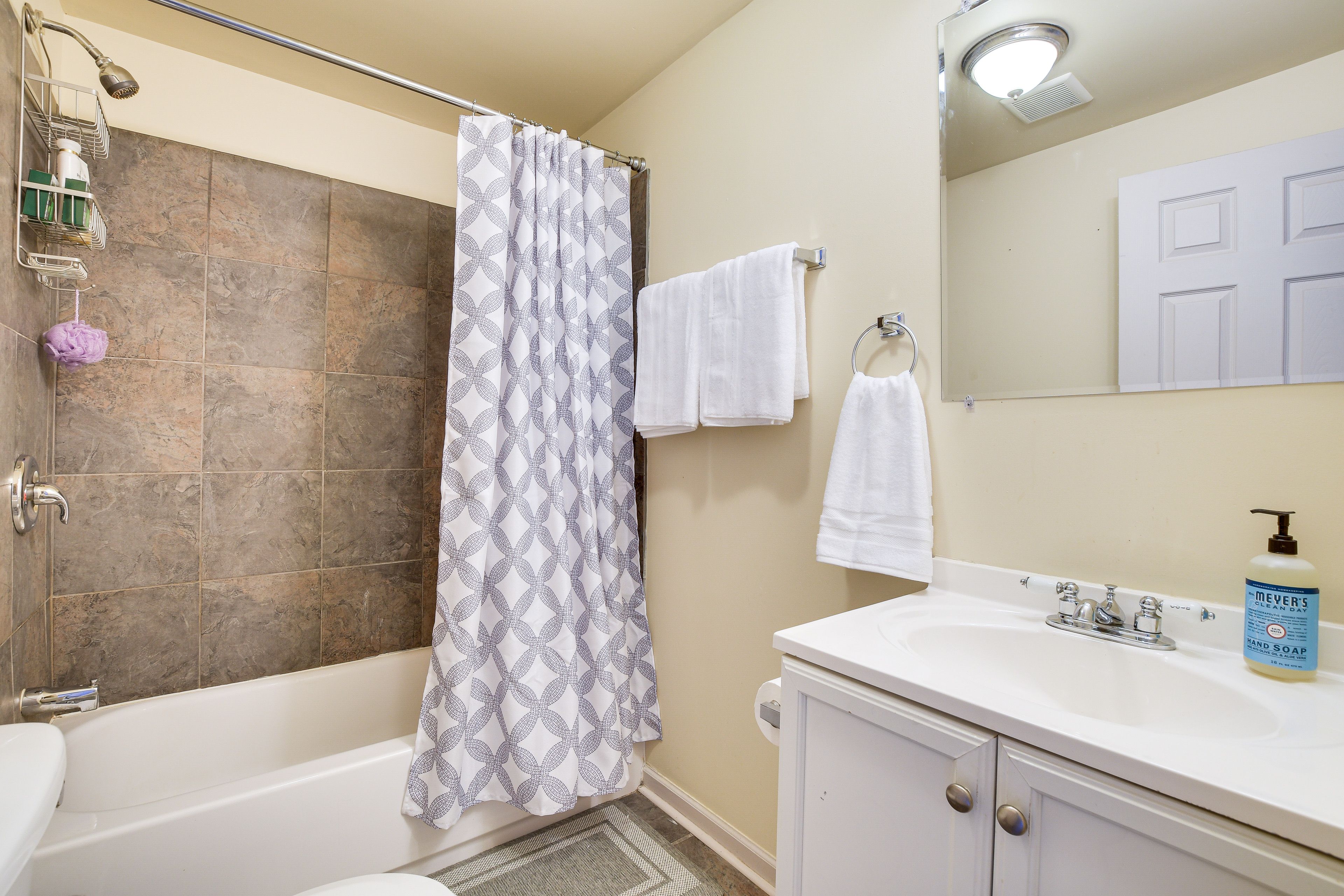 Full Bathroom | Towels Provided | Complimentary Toiletries
