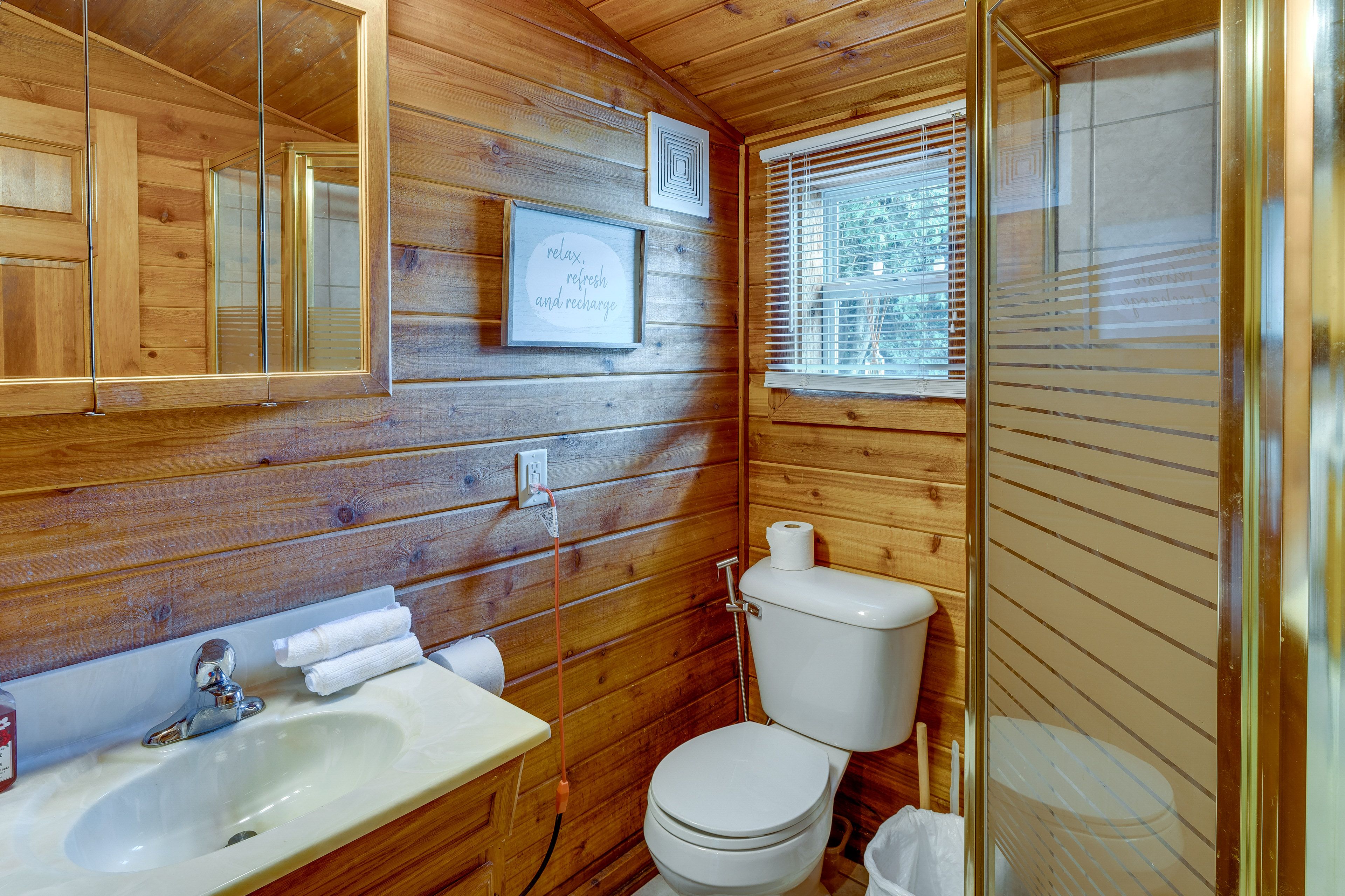 Full Bathroom | Towels Provided | Complimentary Toiletries