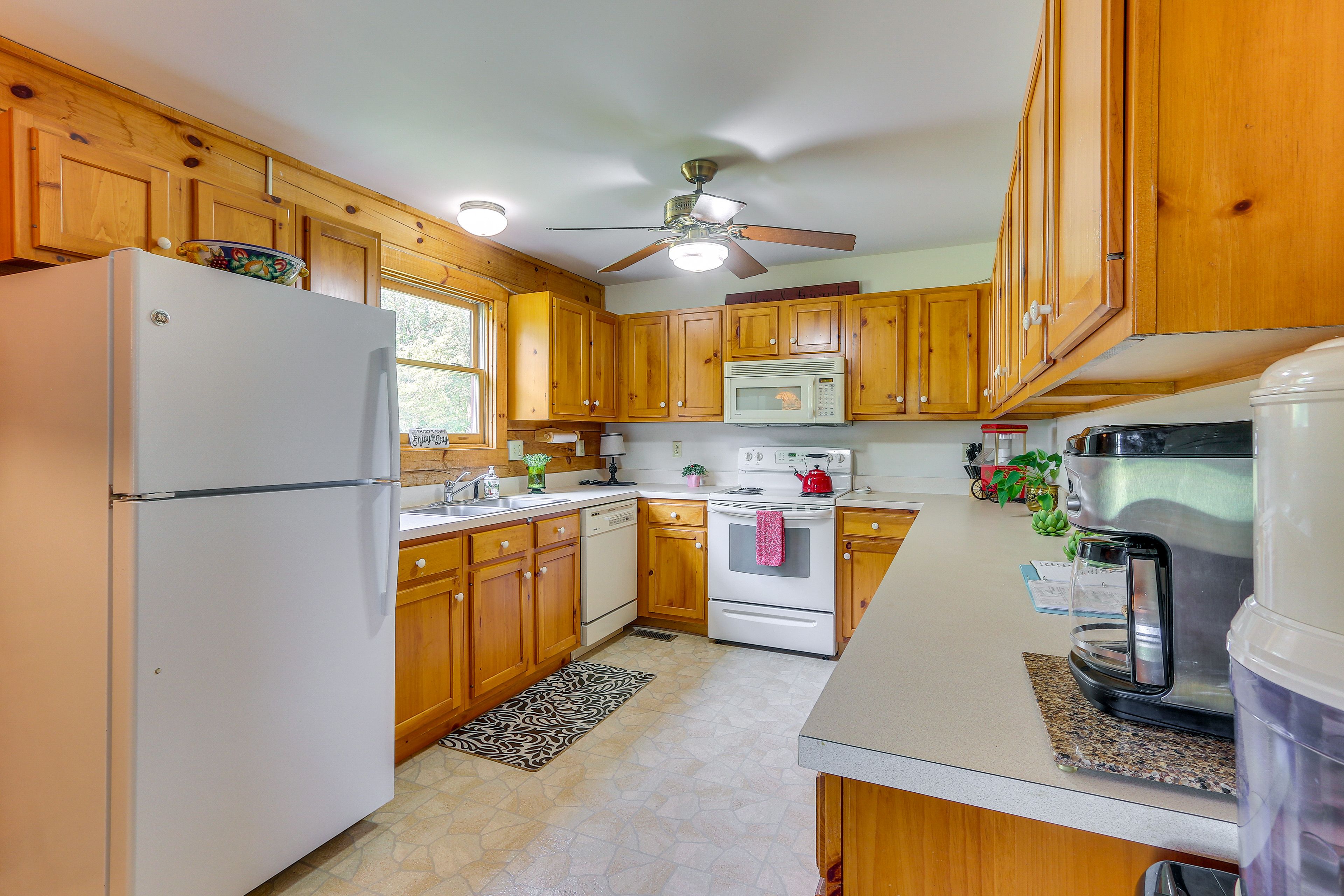 Kitchen | Coffee Maker | Paper Towels/Trash Bags Provided