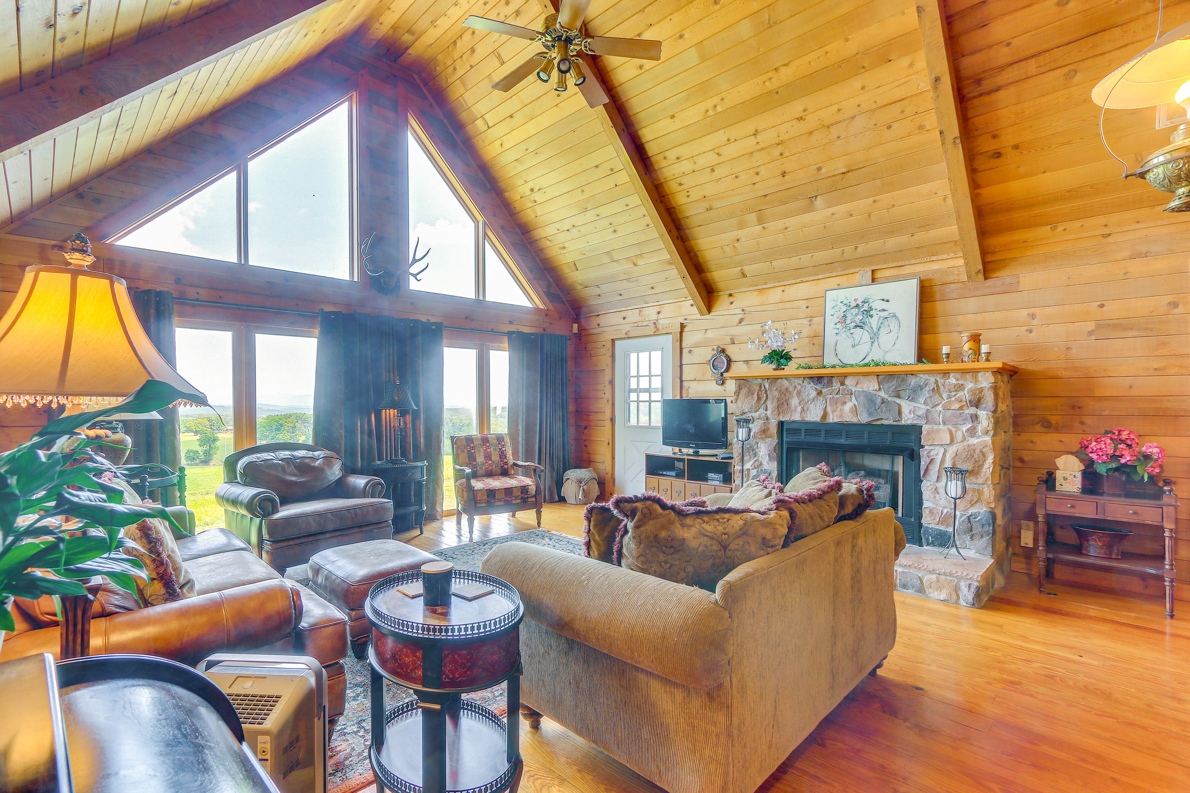 Living Room | Free WiFi | Smart TV
