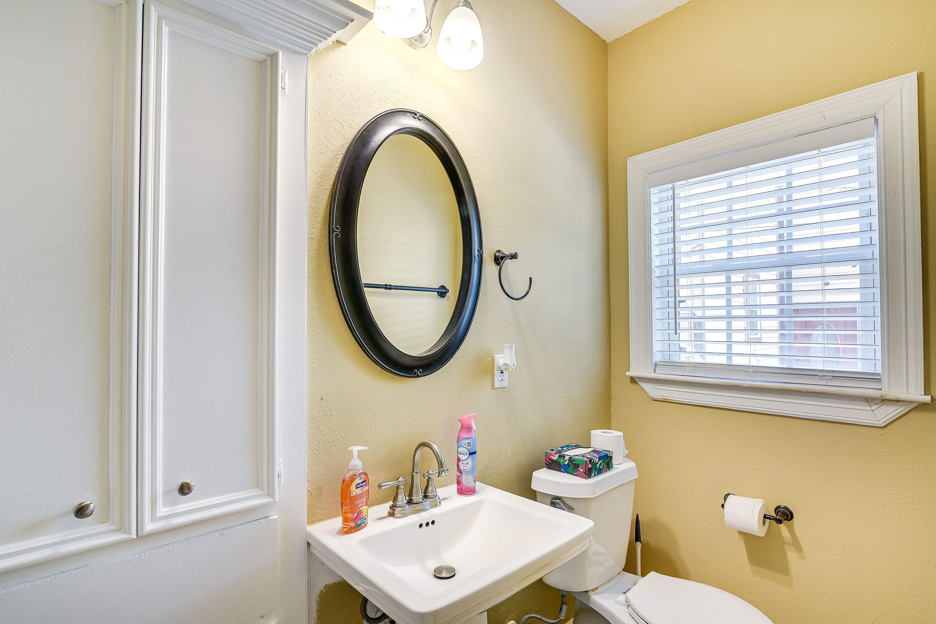 Full Bathroom | Towels Provided | Complimentary Toiletries