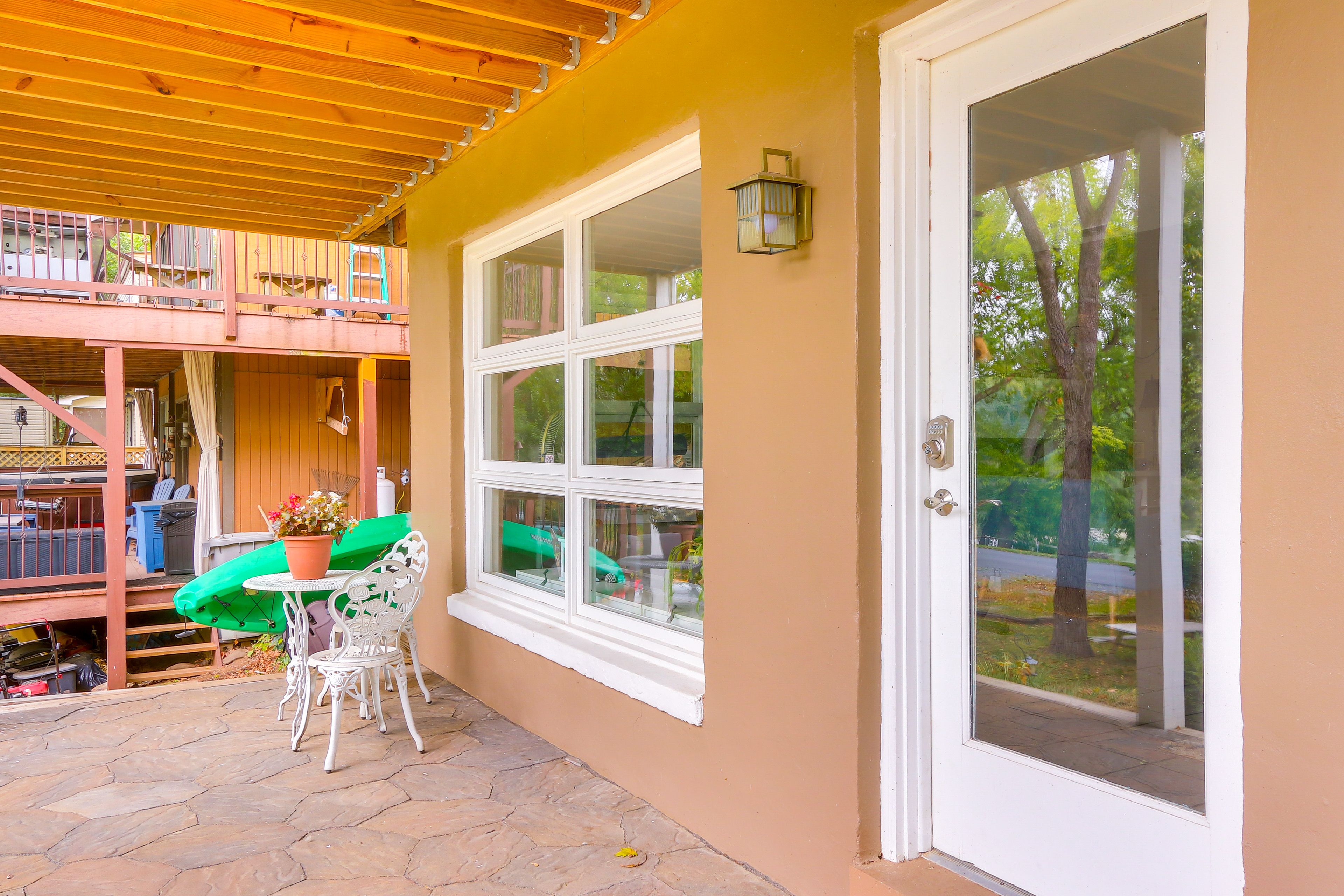 Covered Patio | Kayak | Life Vest