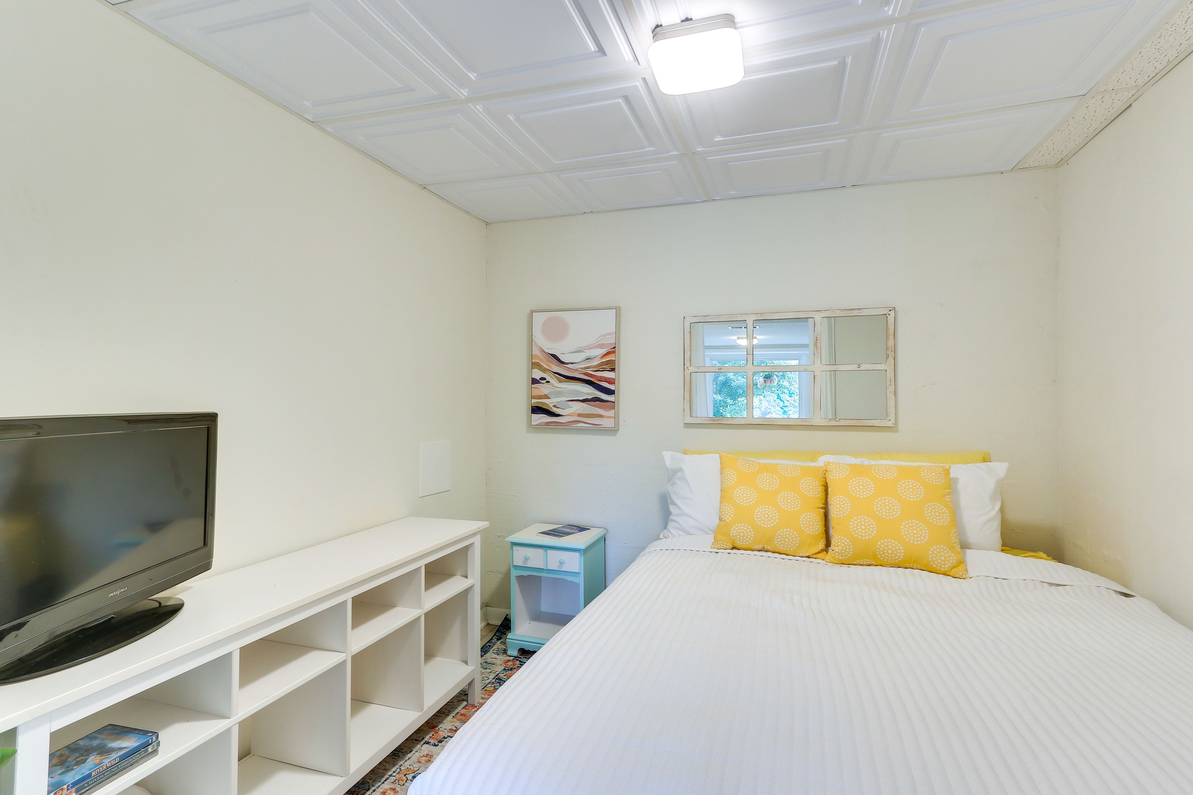 Bedroom | Queen Bed | Linens & Towels | TV
