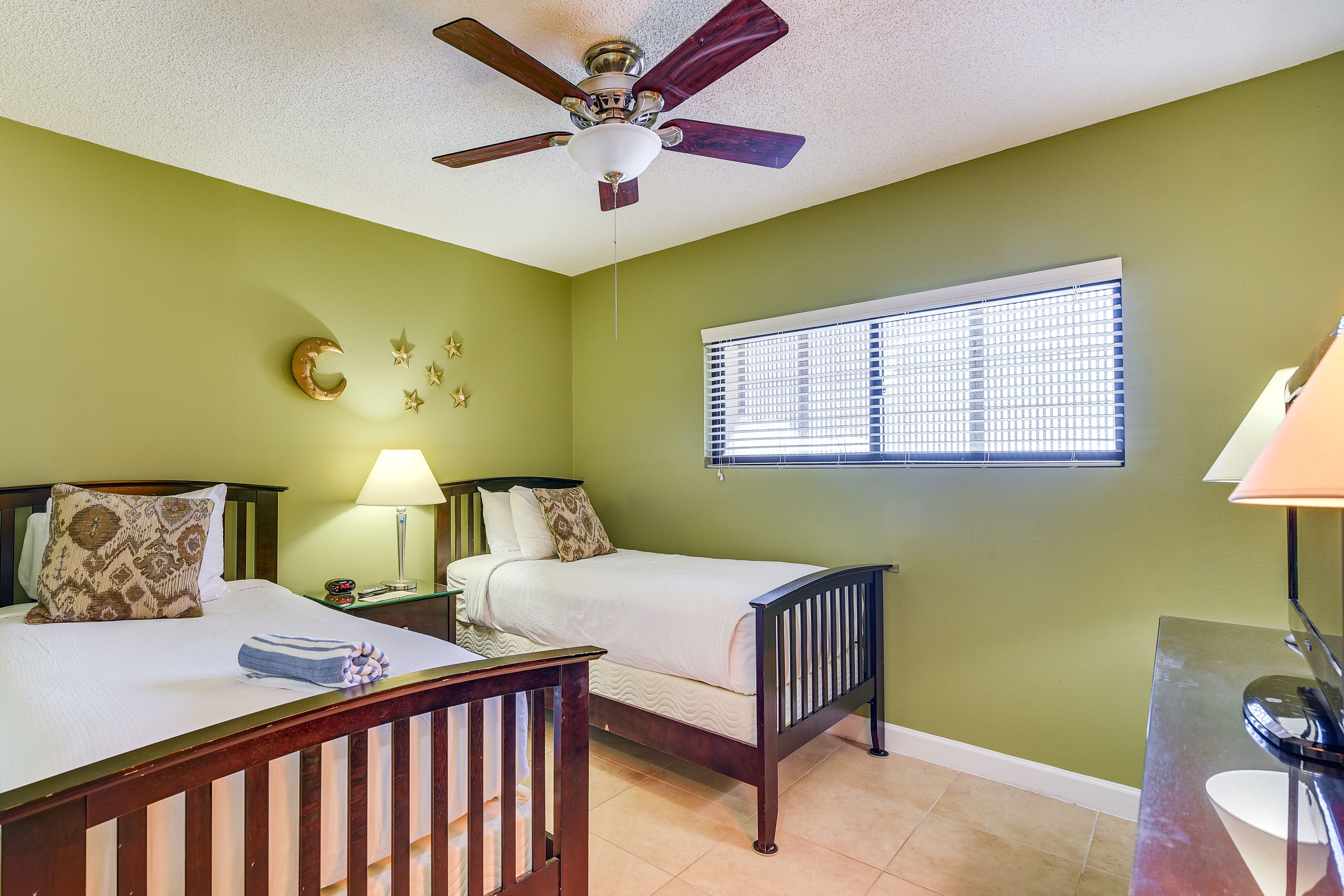 Bedroom 2 | 2 Twin Beds | Smart TV