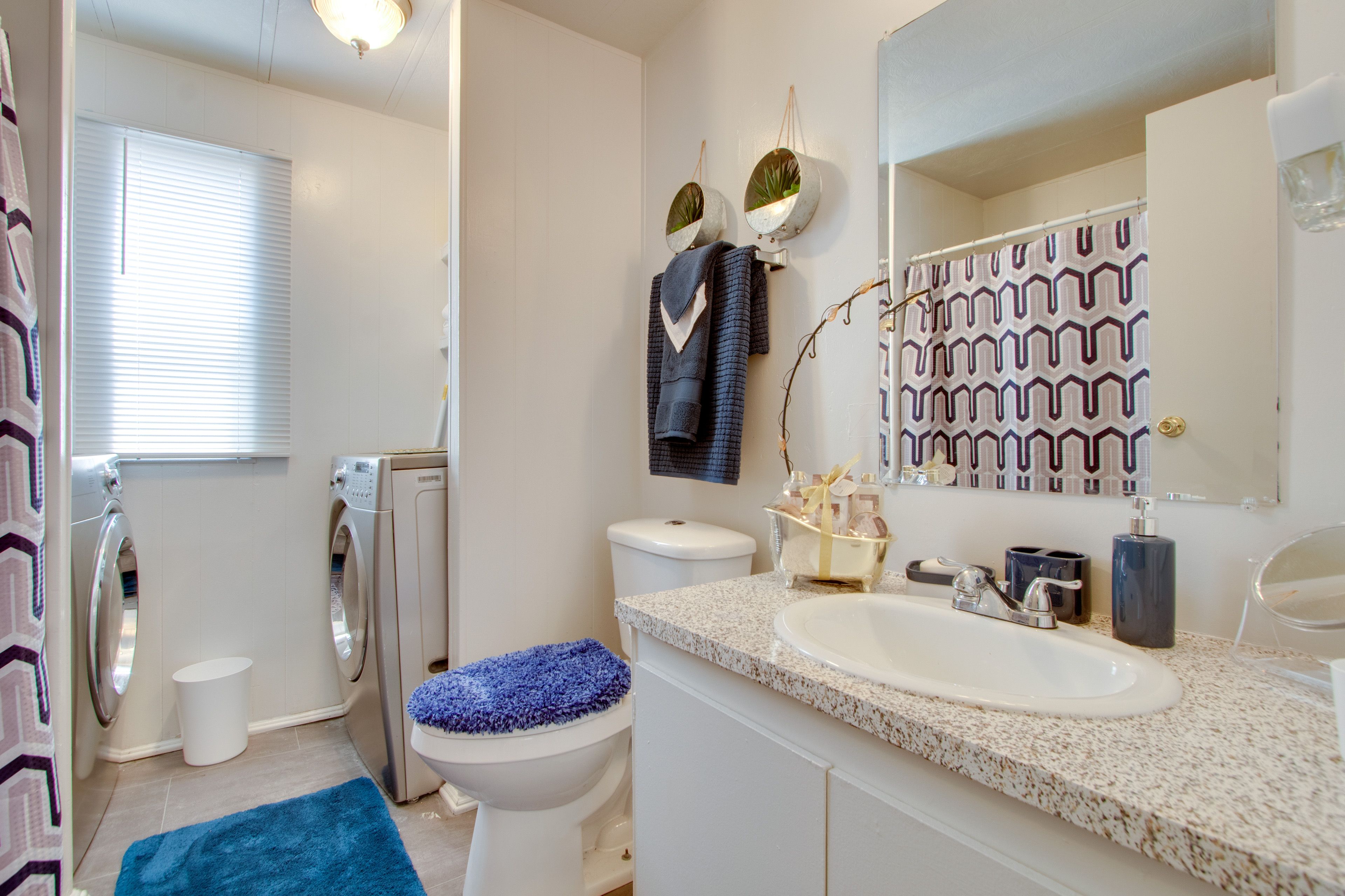 Full Bathroom | Complimentary Toiletries | Shower/Tub Combo