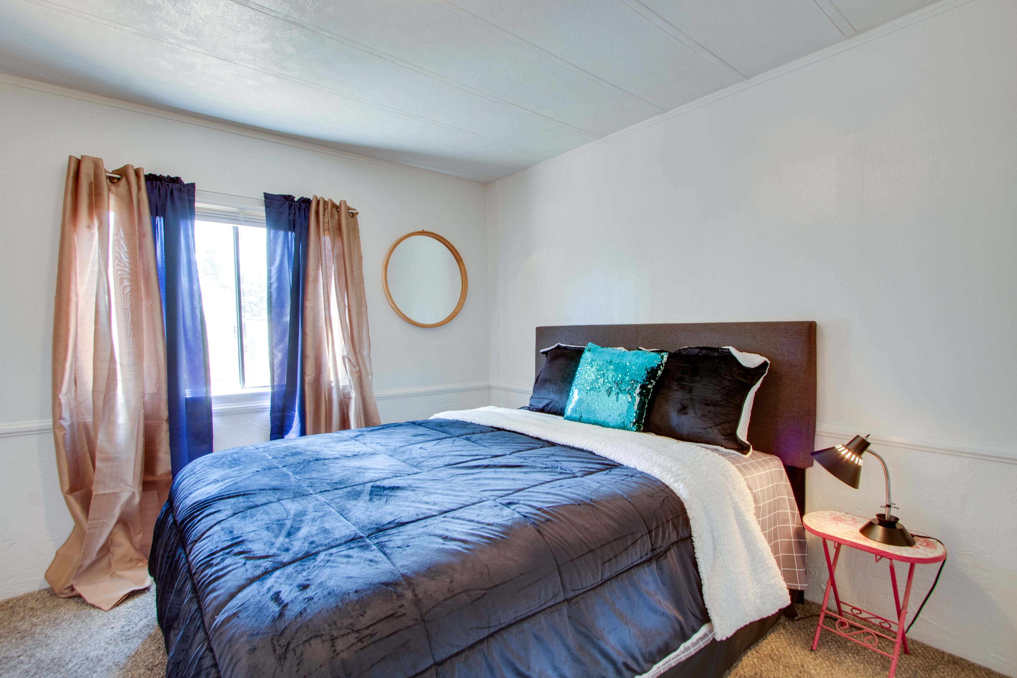 Bedroom | Queen Bed | Linens & Towels Provided