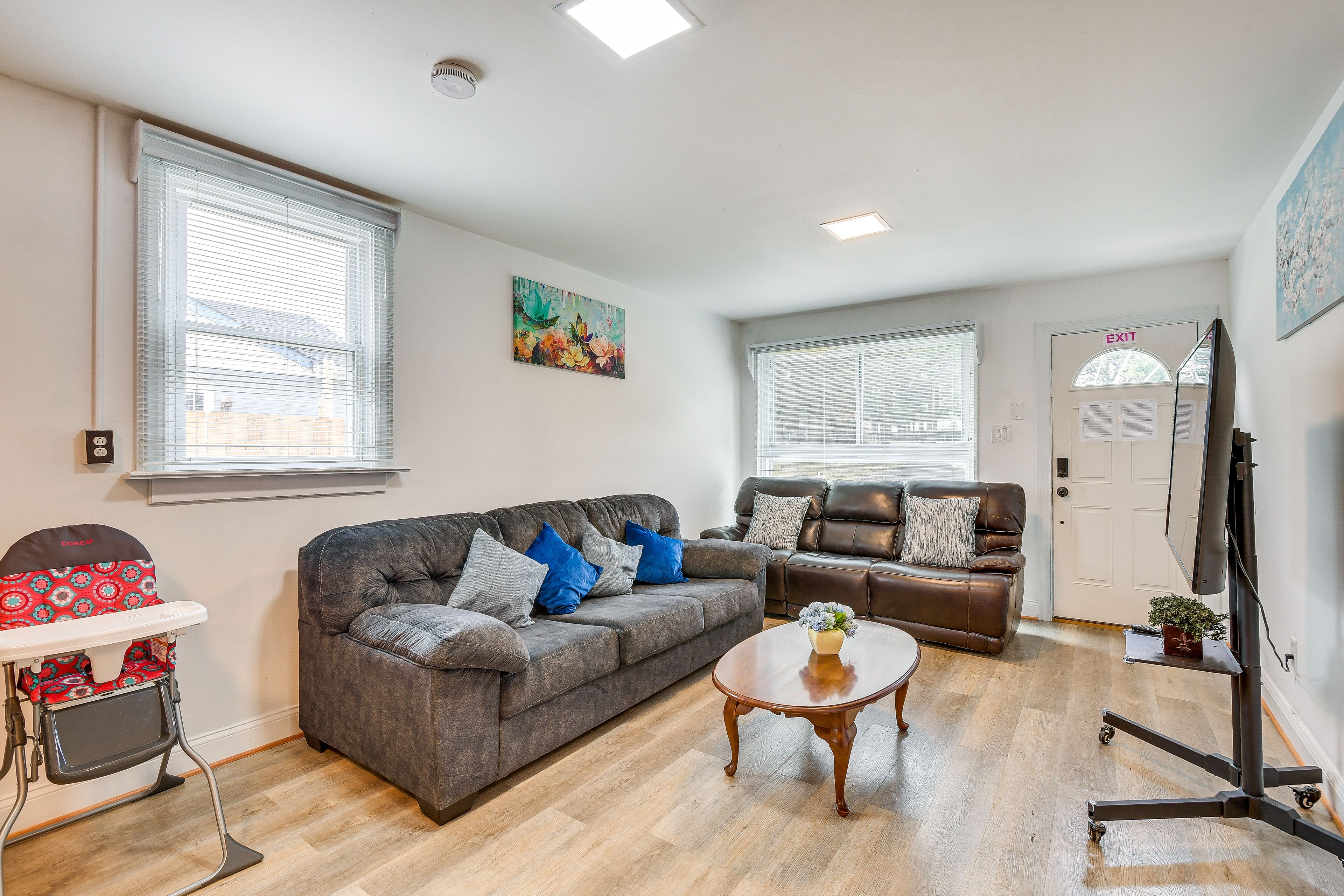 Living Room | Free WiFi | Central A/C | Smart TV