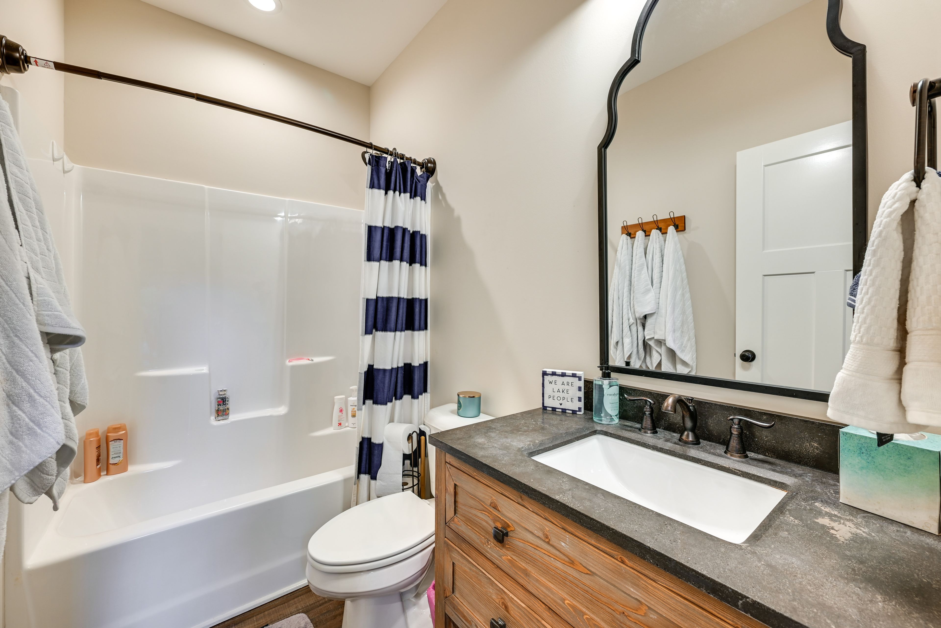 Full Bathroom | Towels Provided | Complimentary Toiletries