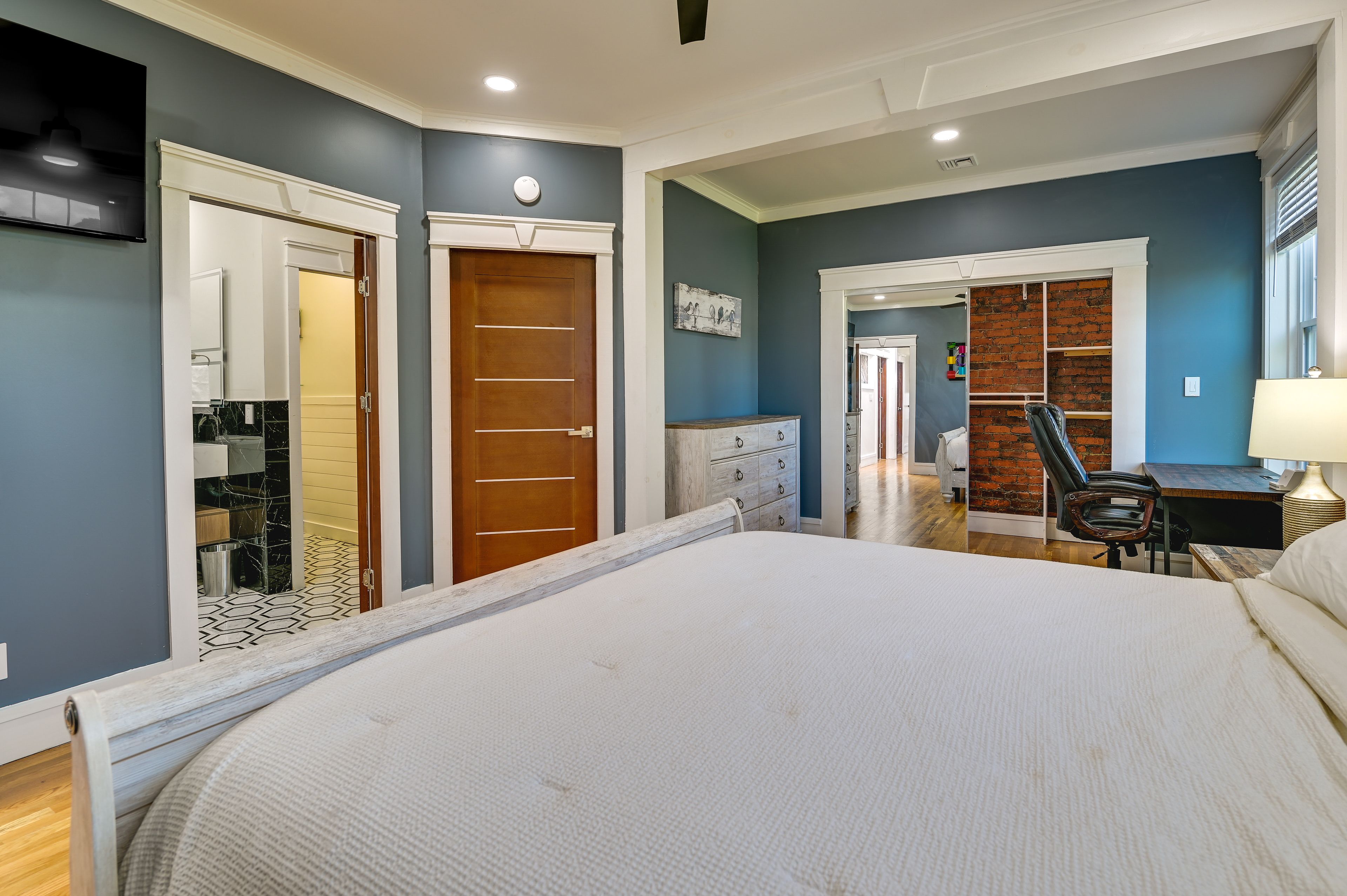 Bedroom 1 | King Bed | En-Suite Bathroom