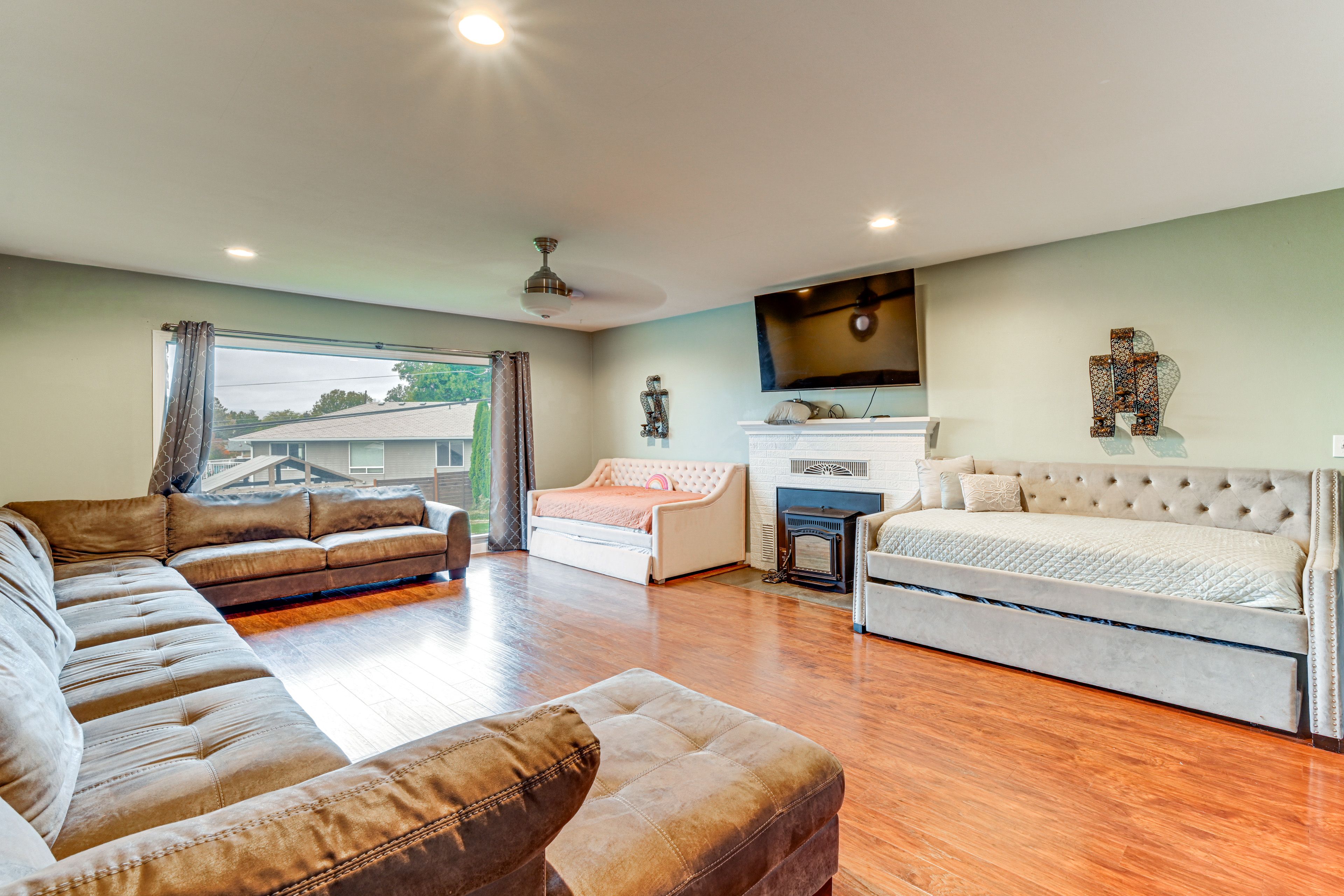 Living Room | Free WiFi | 2 Twin Daybeds w/ Twin Trundles