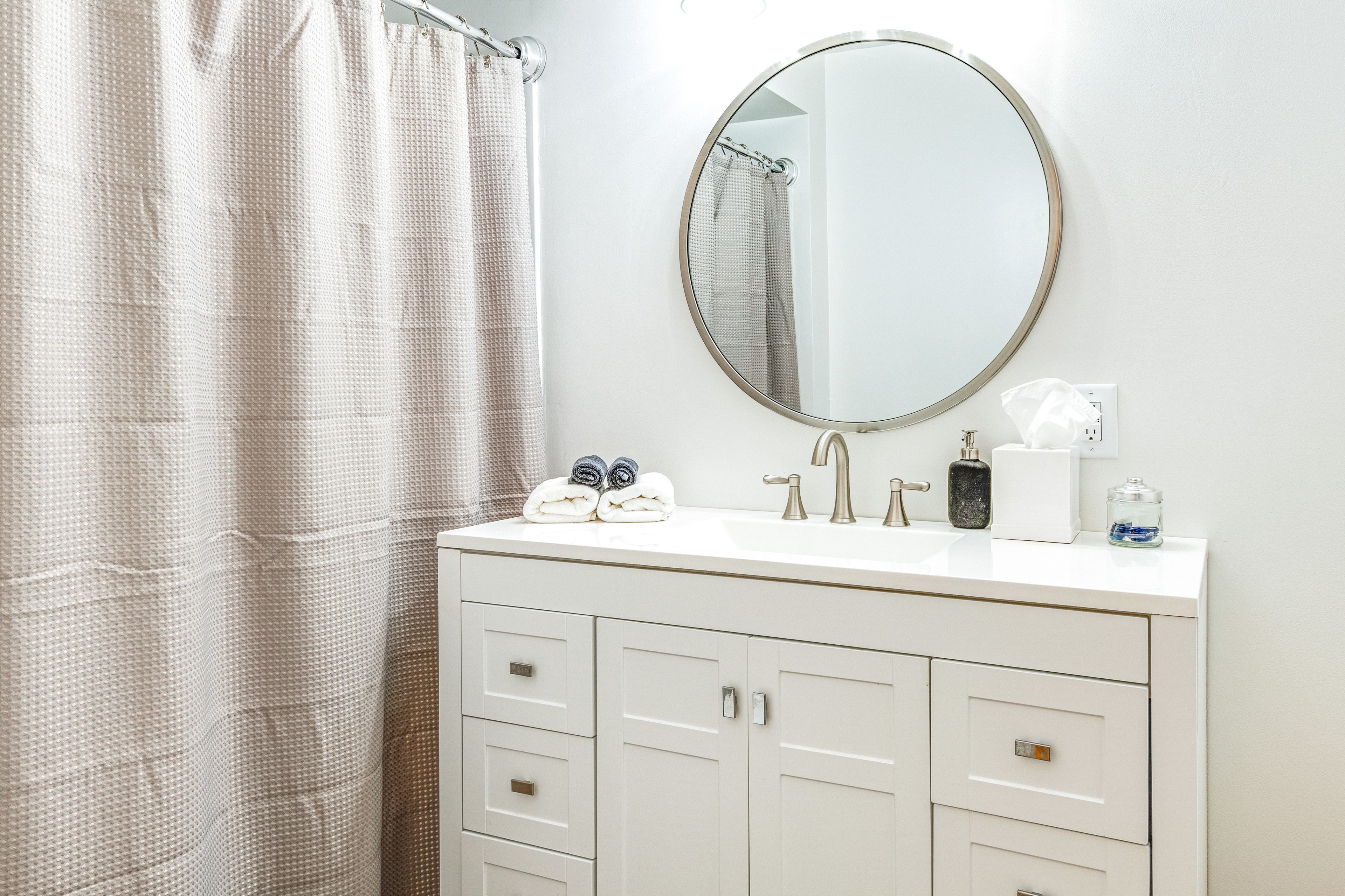 Full Bathroom | Shower/Tub Combo | Towels Provided | Washer/Dryer