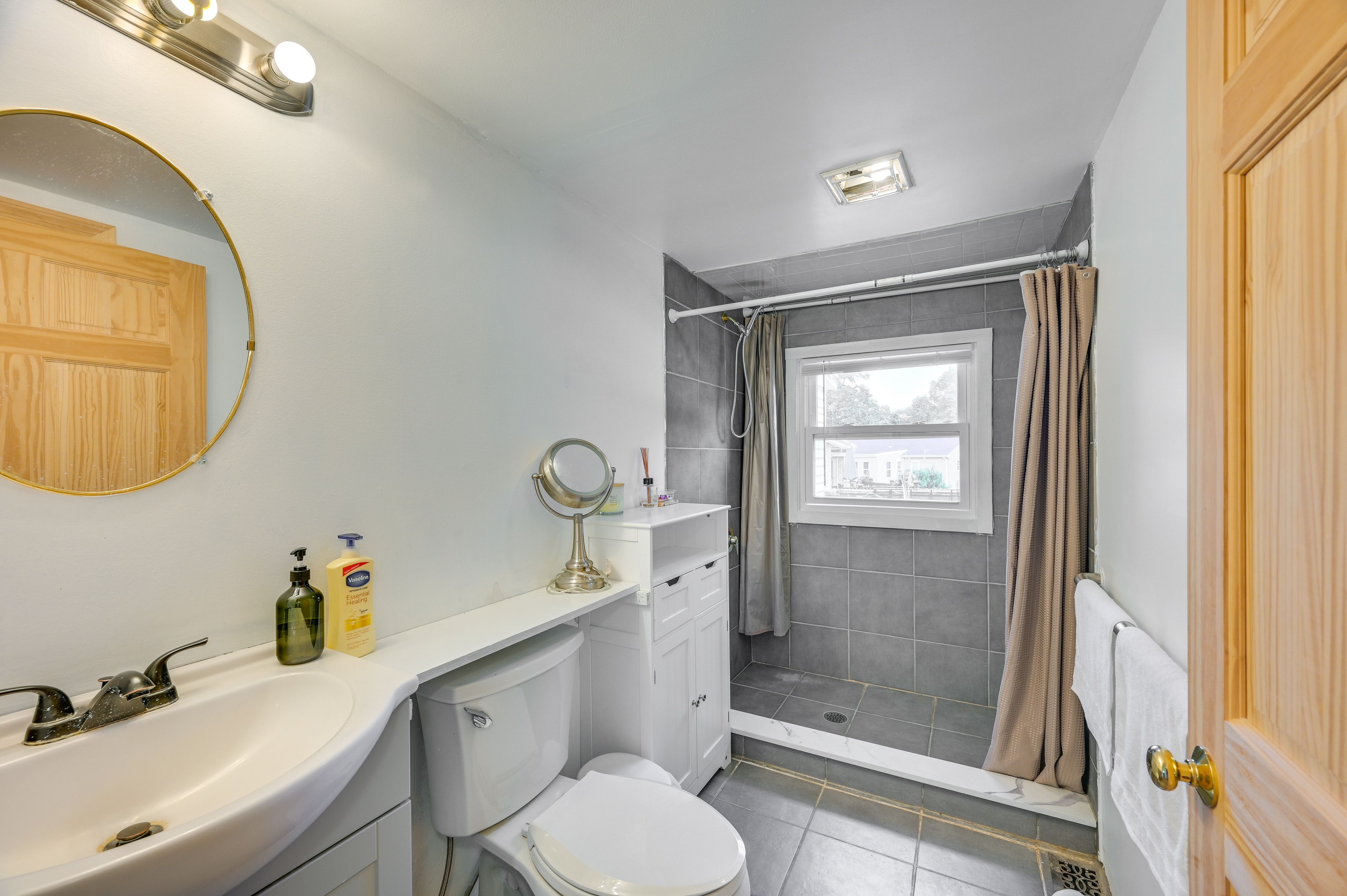 Full Bathroom | Complimentary Toiletries