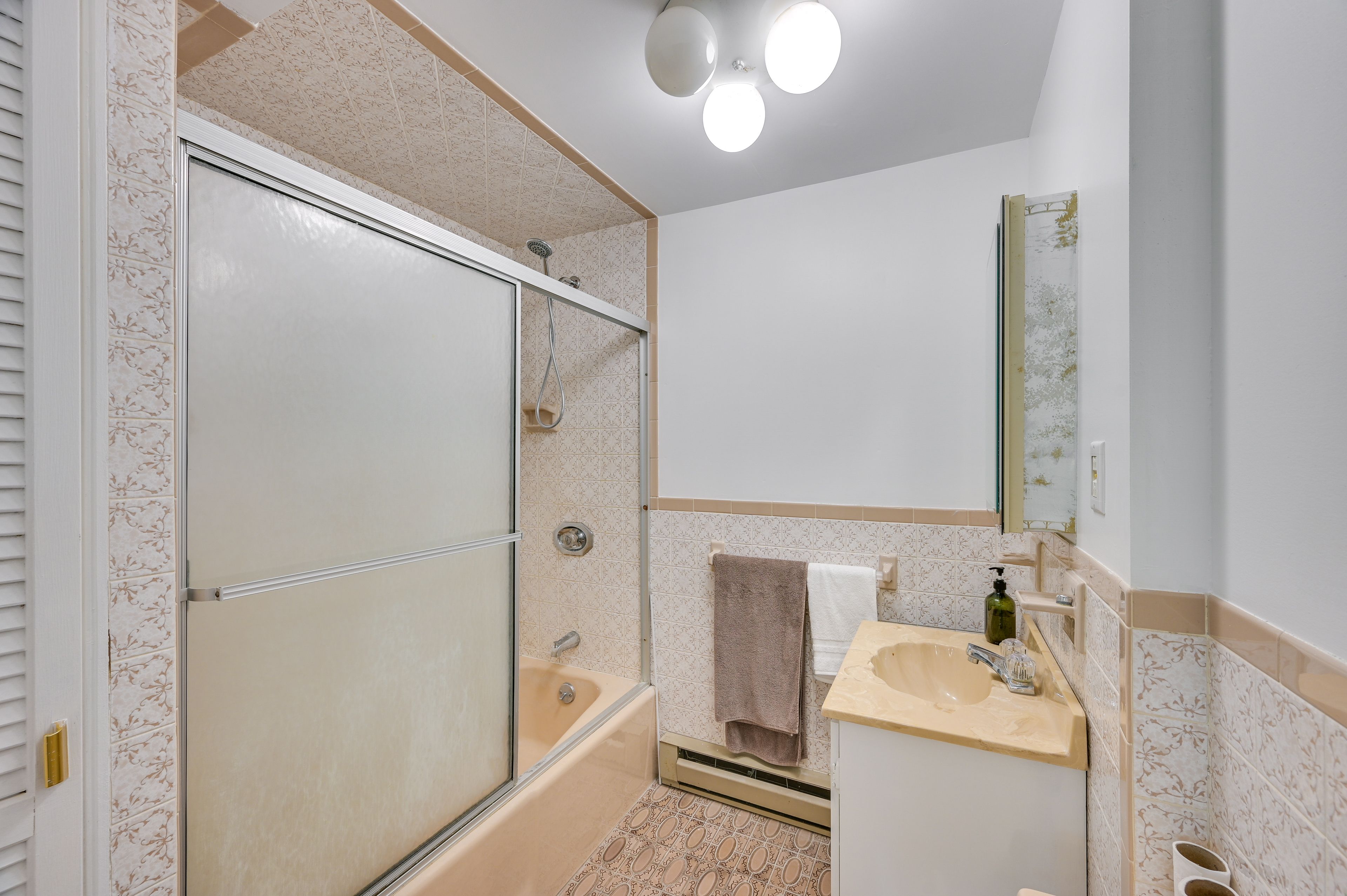 Full Bathroom | Complimentary Toiletries