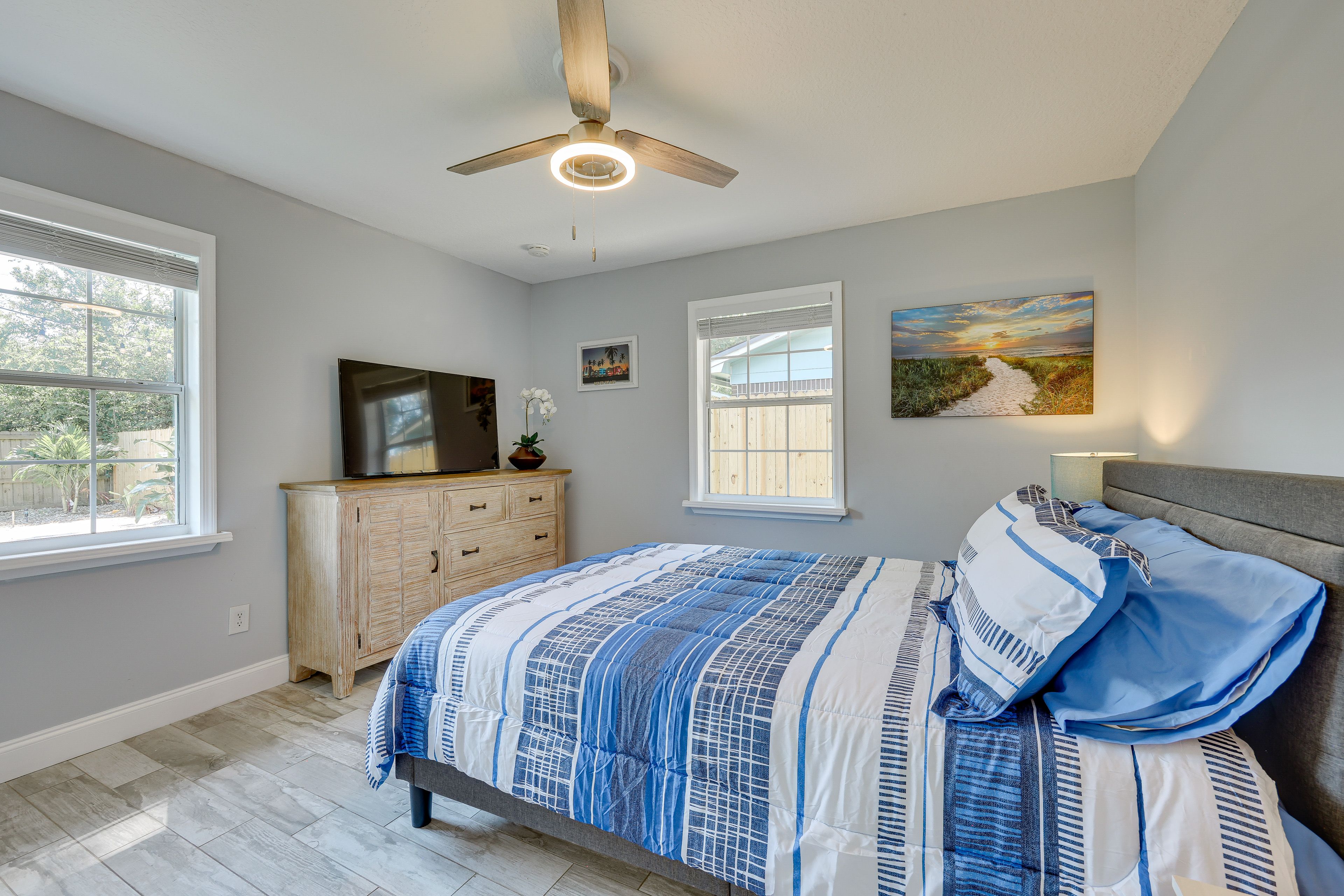 Bedroom 1 | Queen Bed | Smart TV