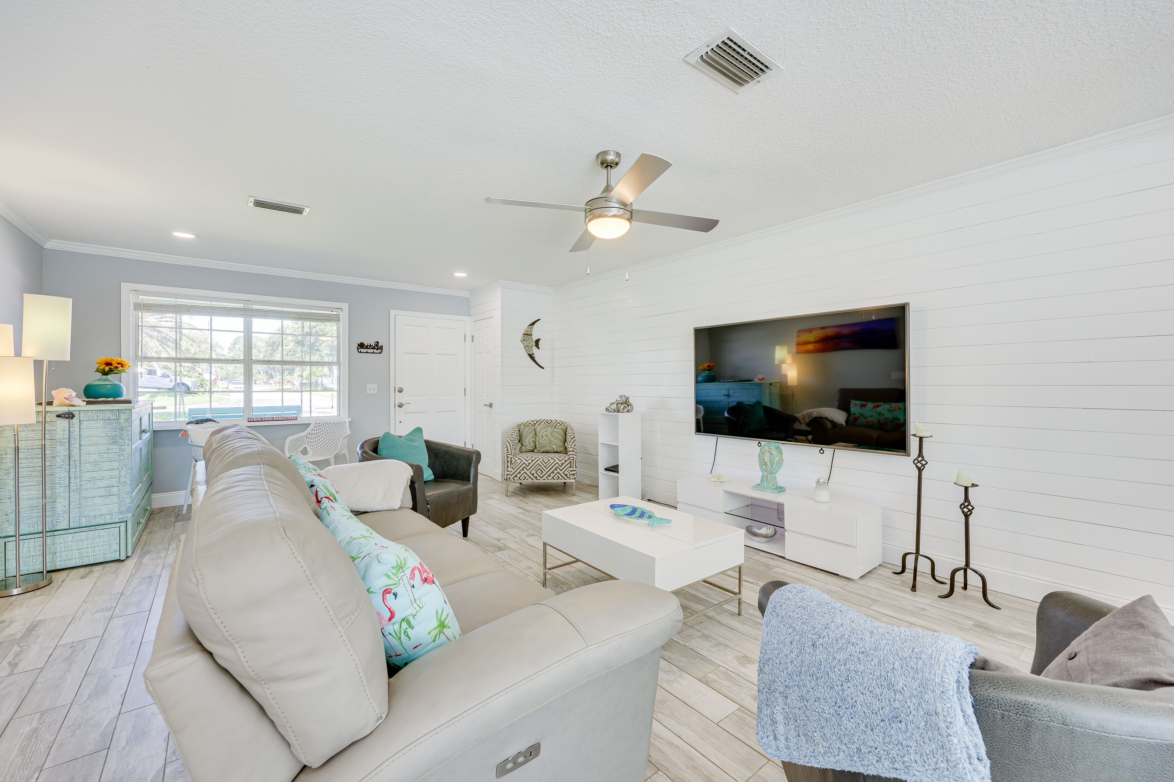 Living Room | Smart TV | Free WiFi | Single-Story Home