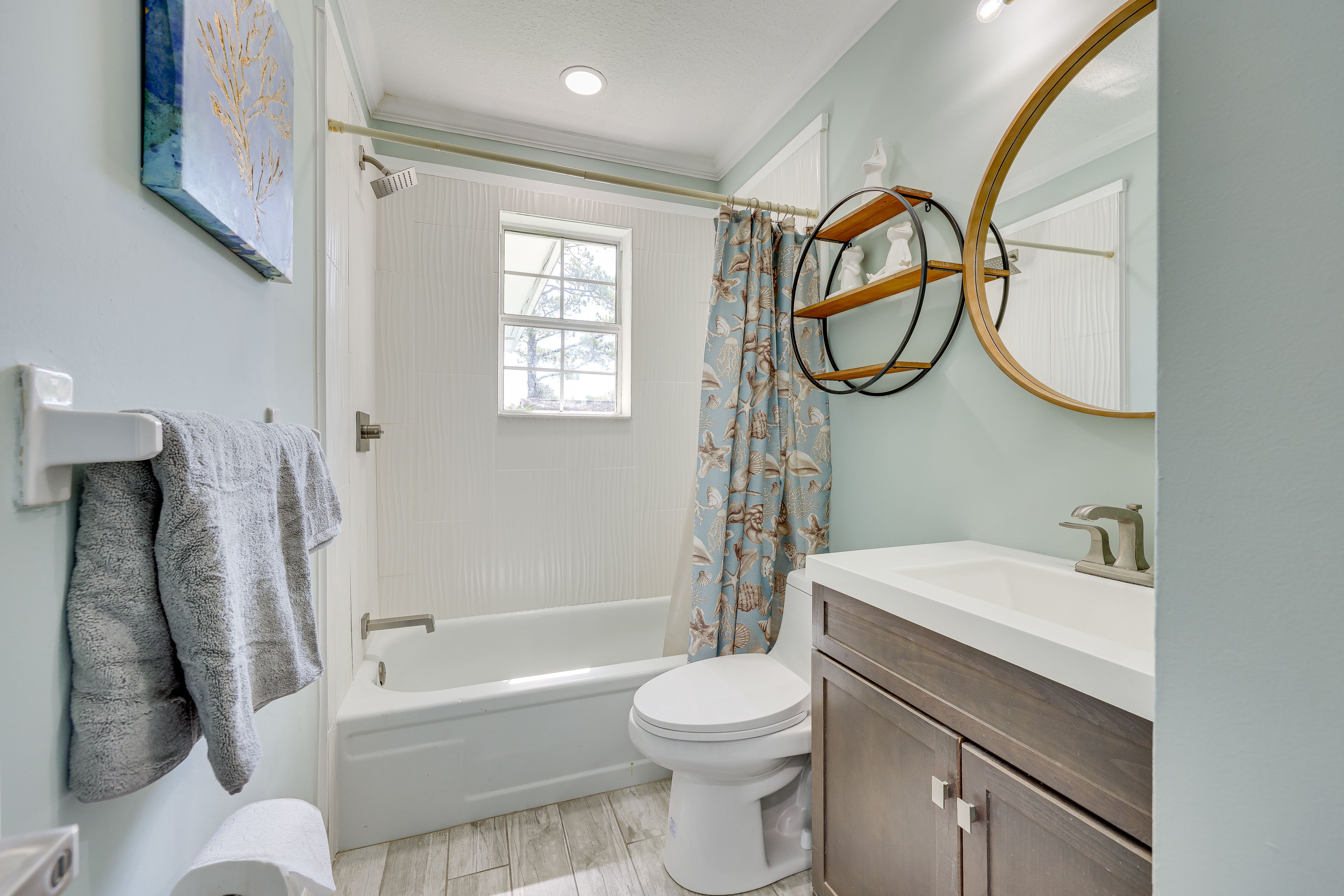 Full Bathroom | Towels Provided