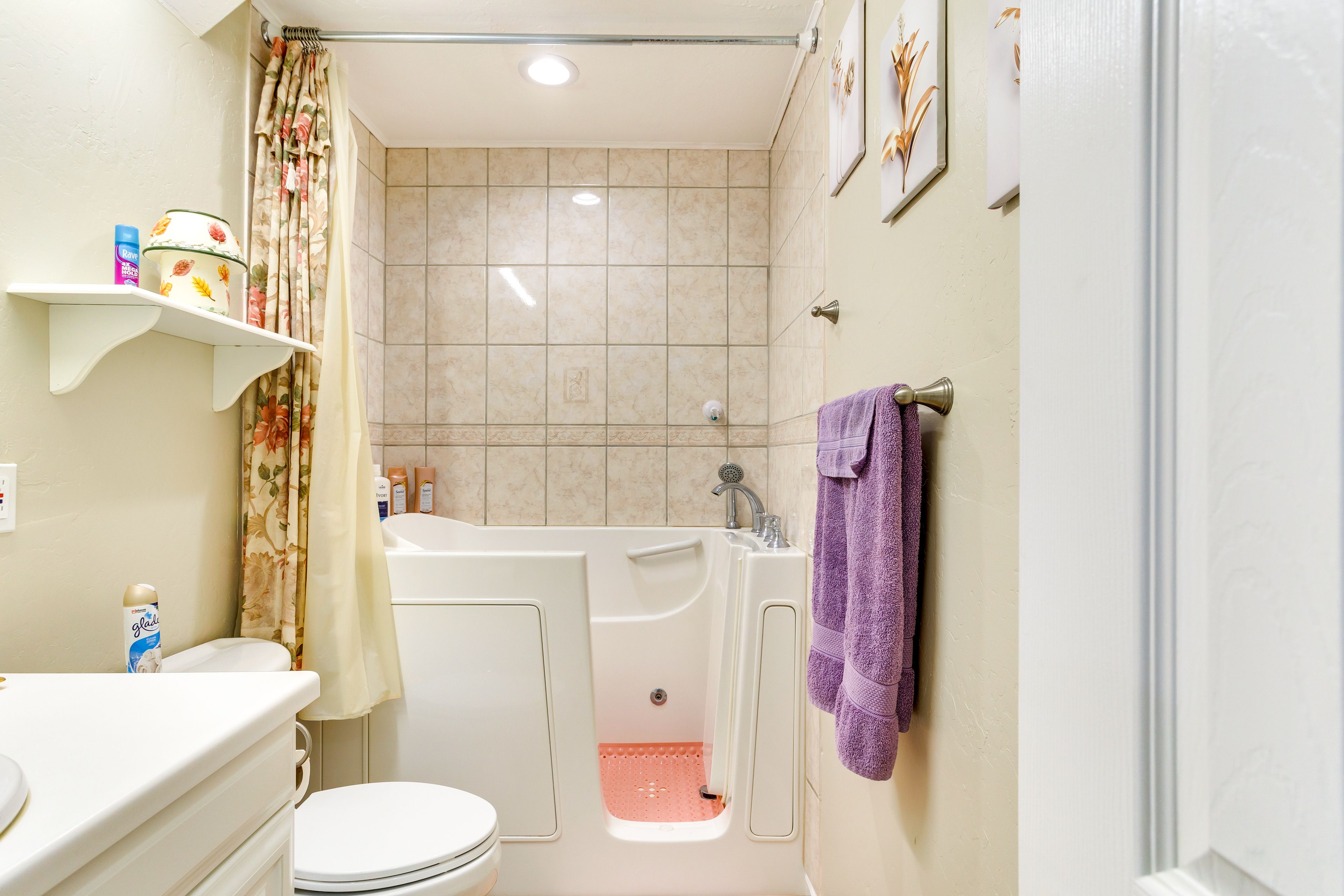 Full Bathroom | Jetted Shower/Tub Combo | Towels Provided