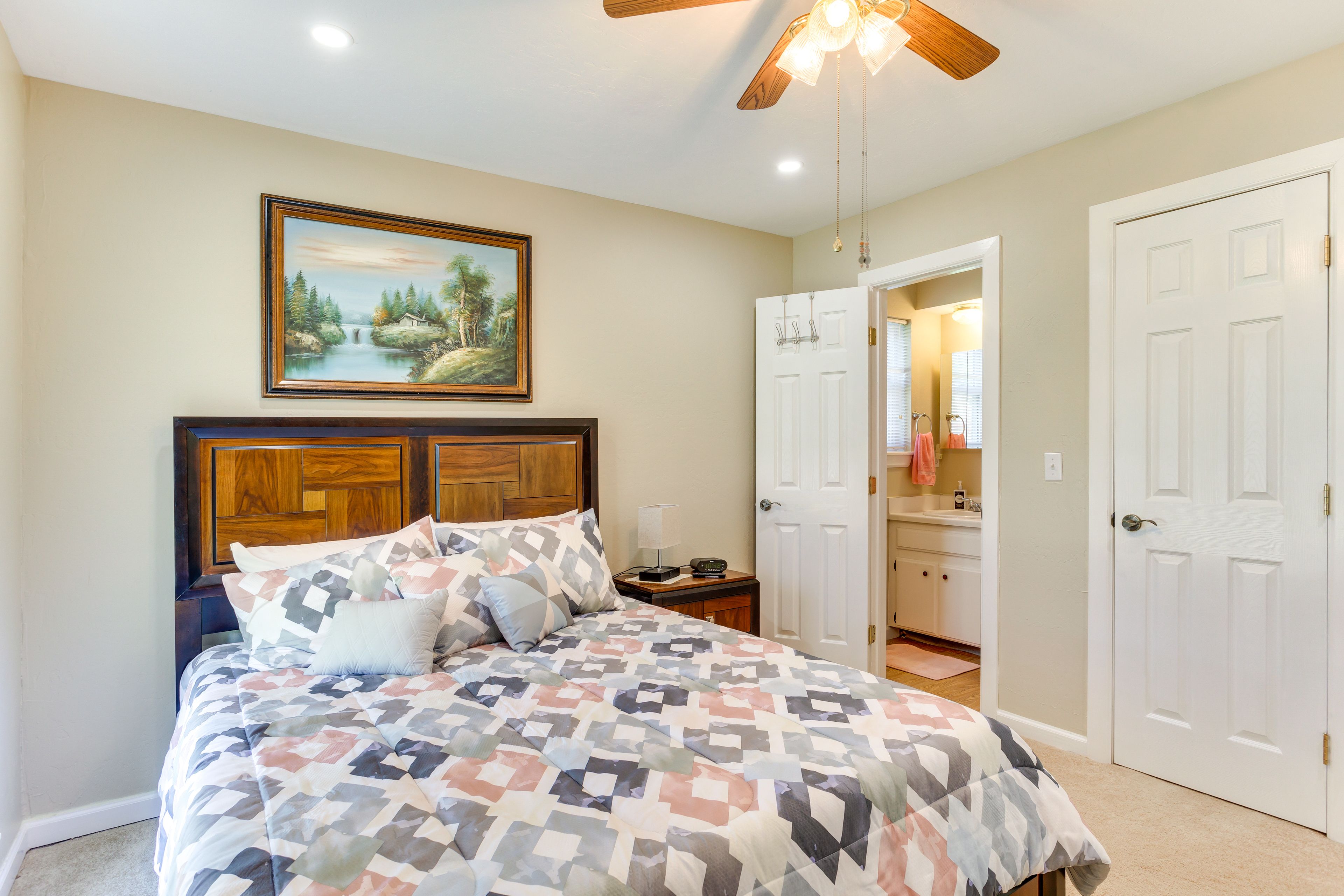Bedroom 1 | Queen Bed | Linens Provided | Smart TV | En-Suite Bathroom