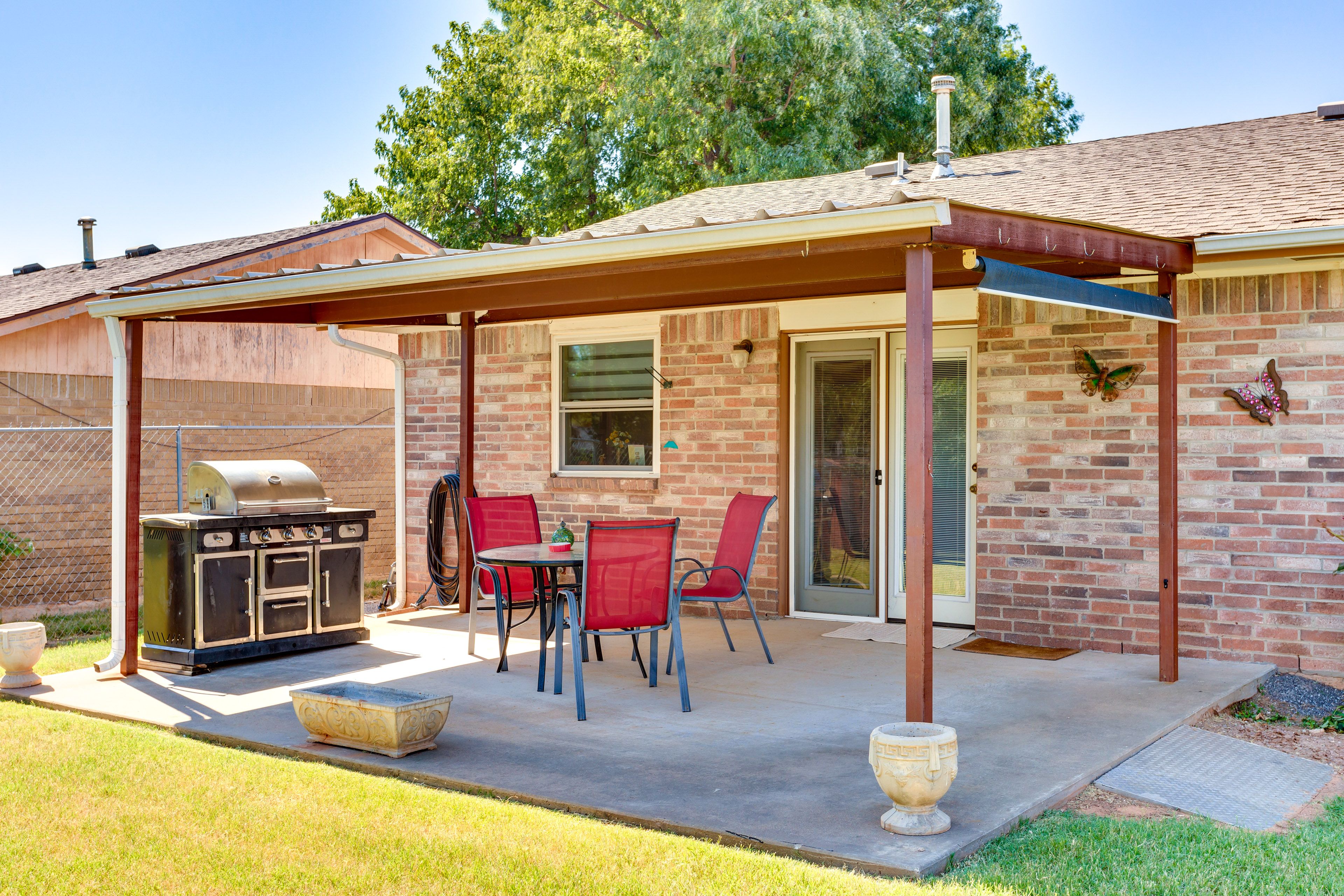 Mustang Vacation Rental | 2BR | 1.5BA | 950 Sq Ft | 1 Exterior Step Required